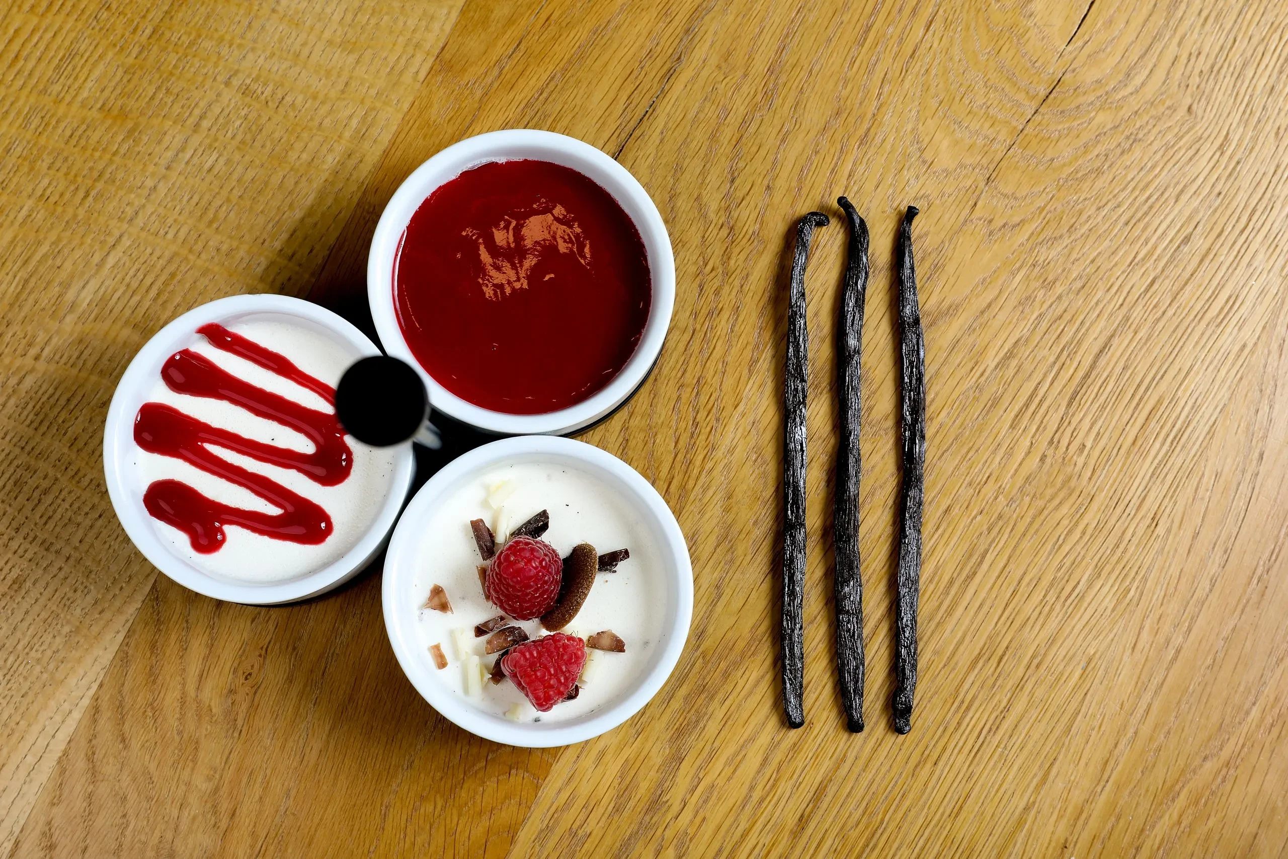 Desserts à la vanille et coulis de framboise - Restaurant Salins les Bains - Domaine La Scierie
