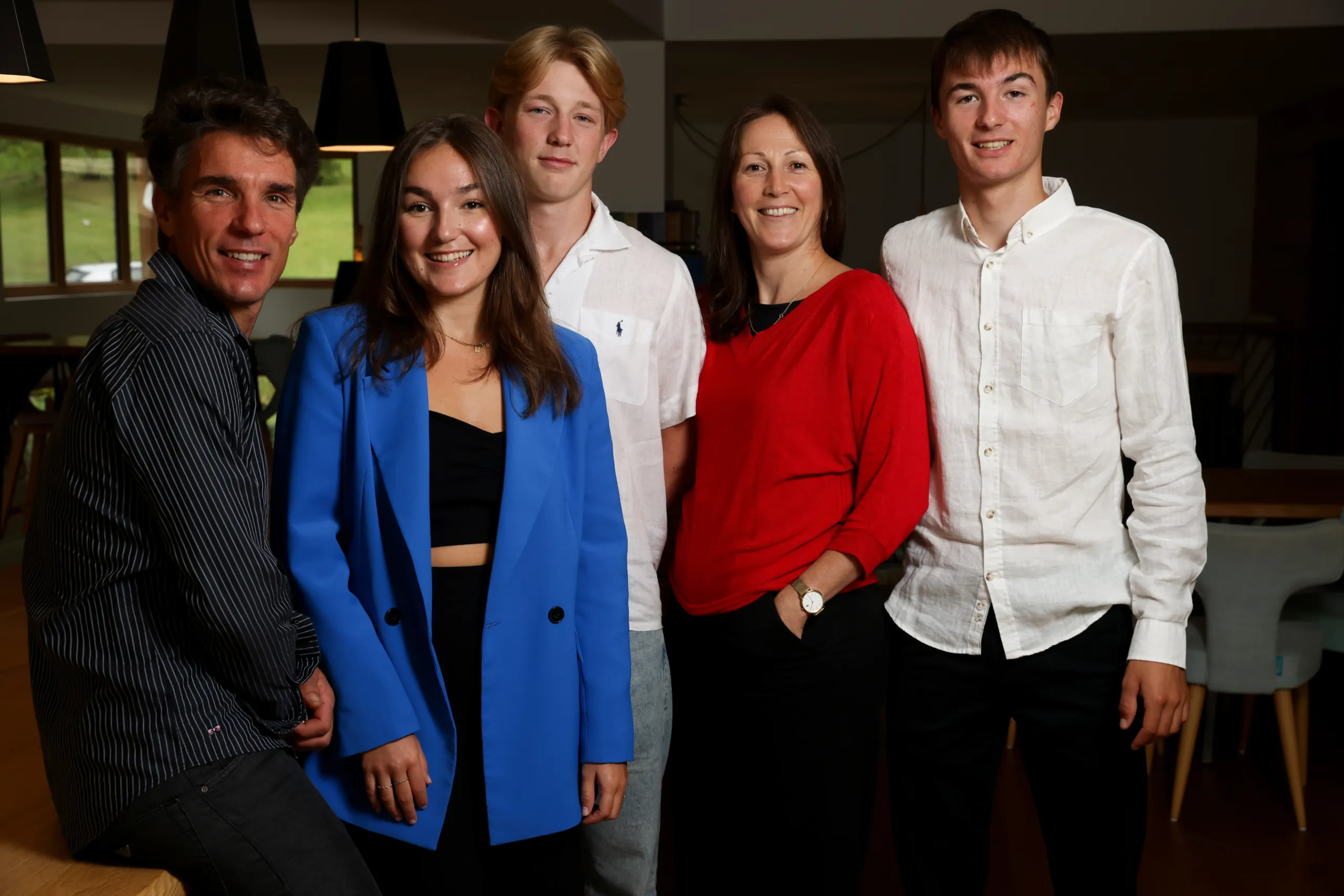 Famille souriante posant à l'intérieur ensemble - Hôtel Jura - Domaine La Scierie