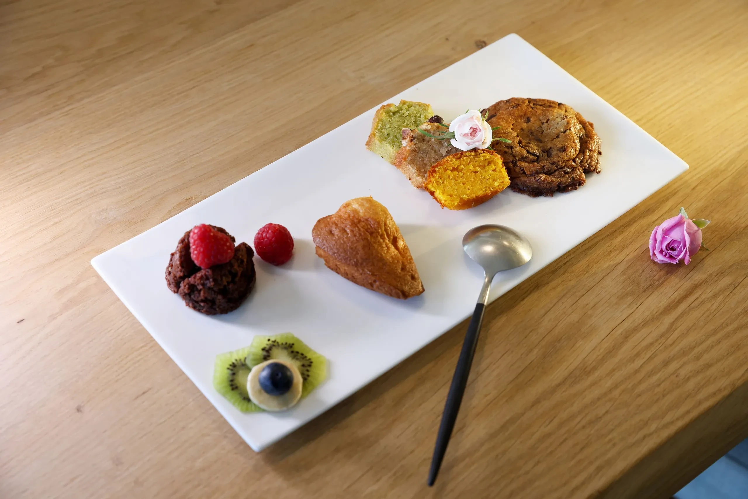 Assortiment de petits gâteaux et fruits frais - Chambre d'hôtes Jura - Domaine La Scierie