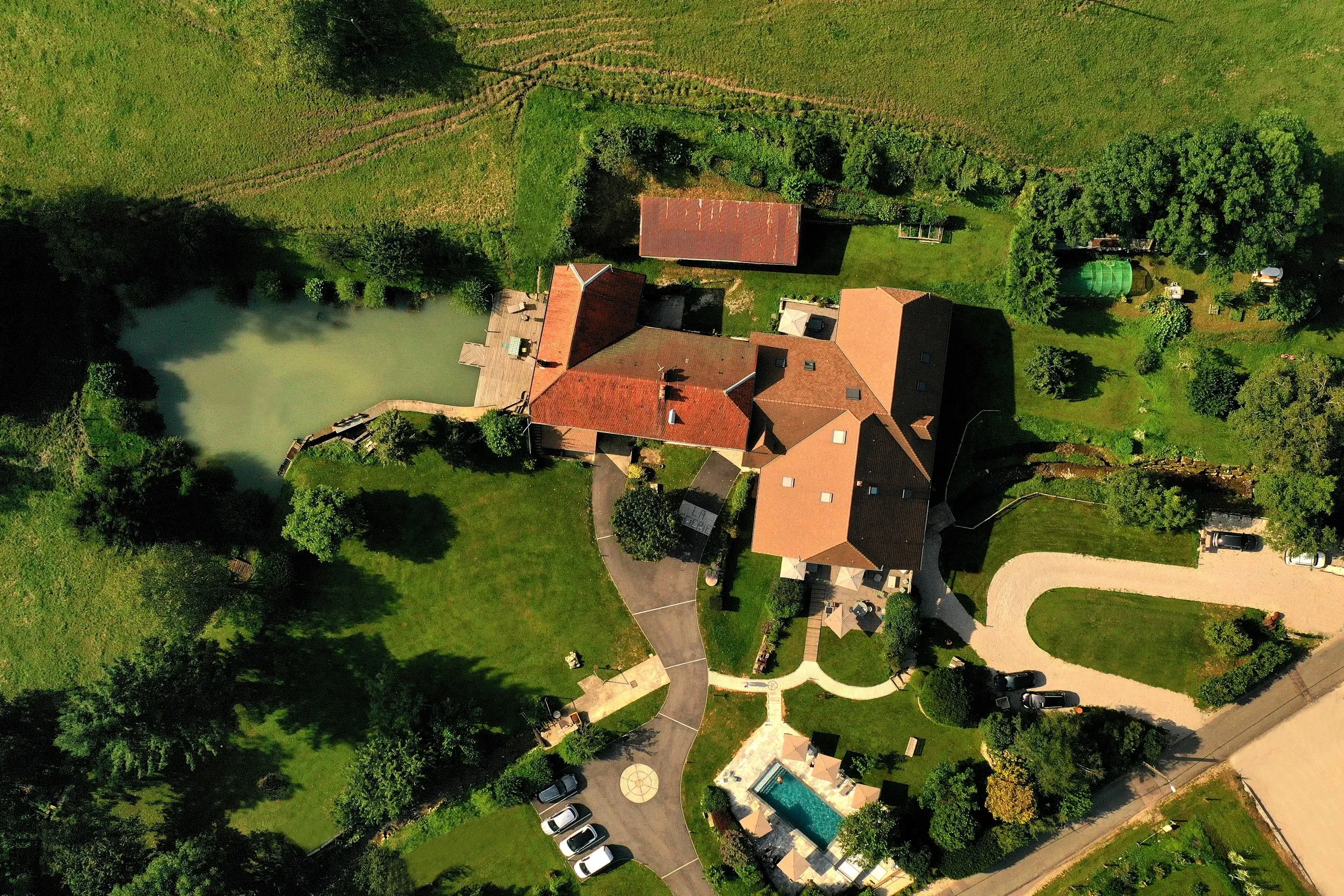 Vue aérienne d'une grande maison avec jardin - Chambre d'hôtes Jura - Domaine La Scierie