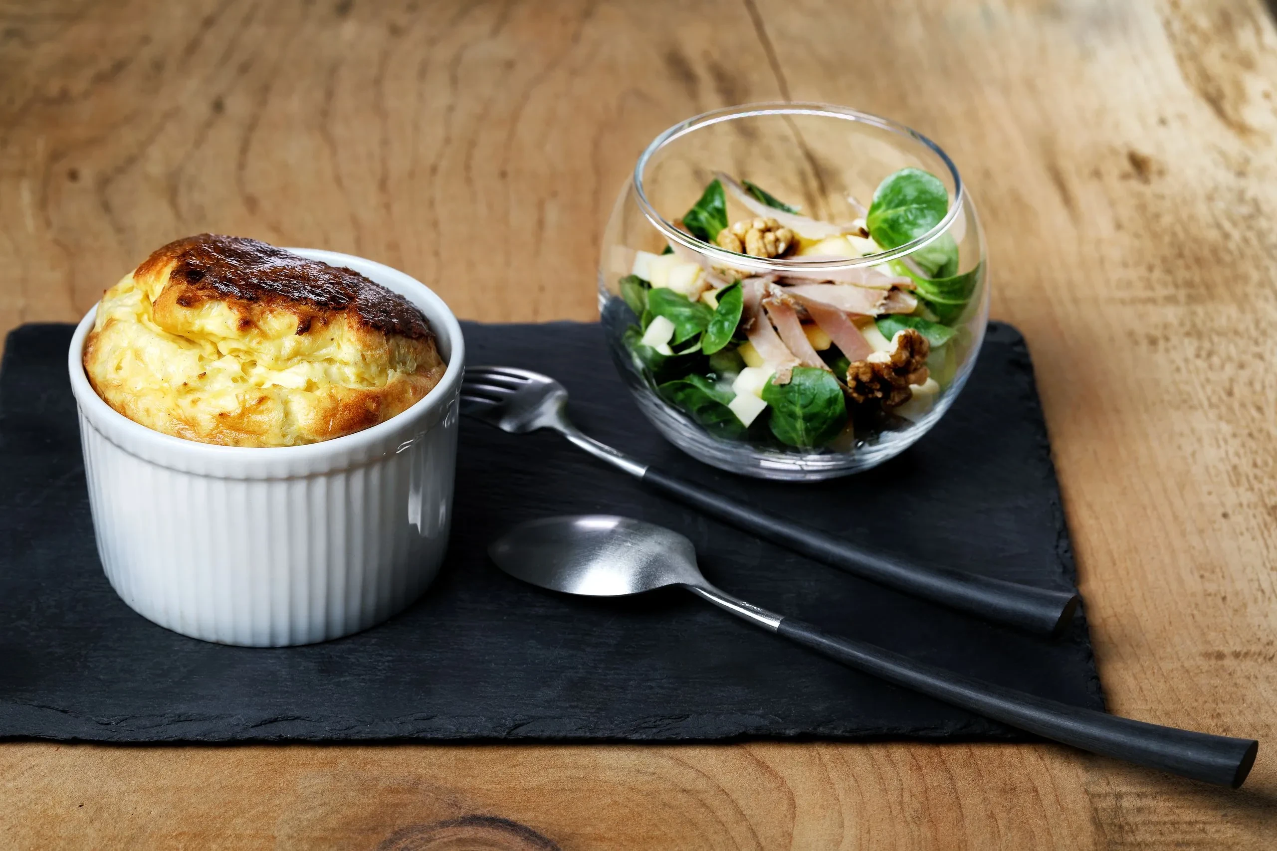 Soufflé au fromage et salade de noix - Restaurant Salins les Bains - Domaine La Scierie