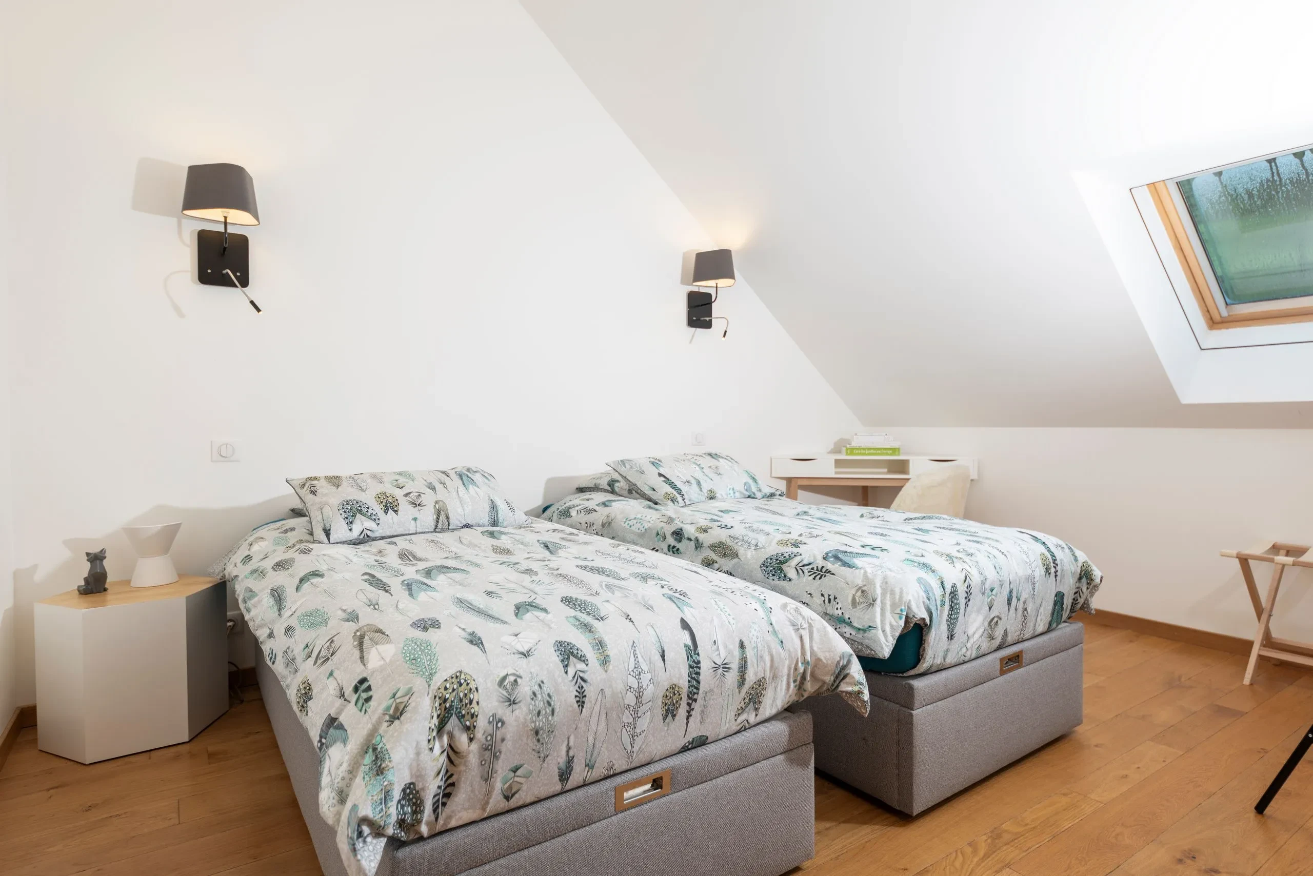 Chambre lumineuse avec deux lits simples jumeaux