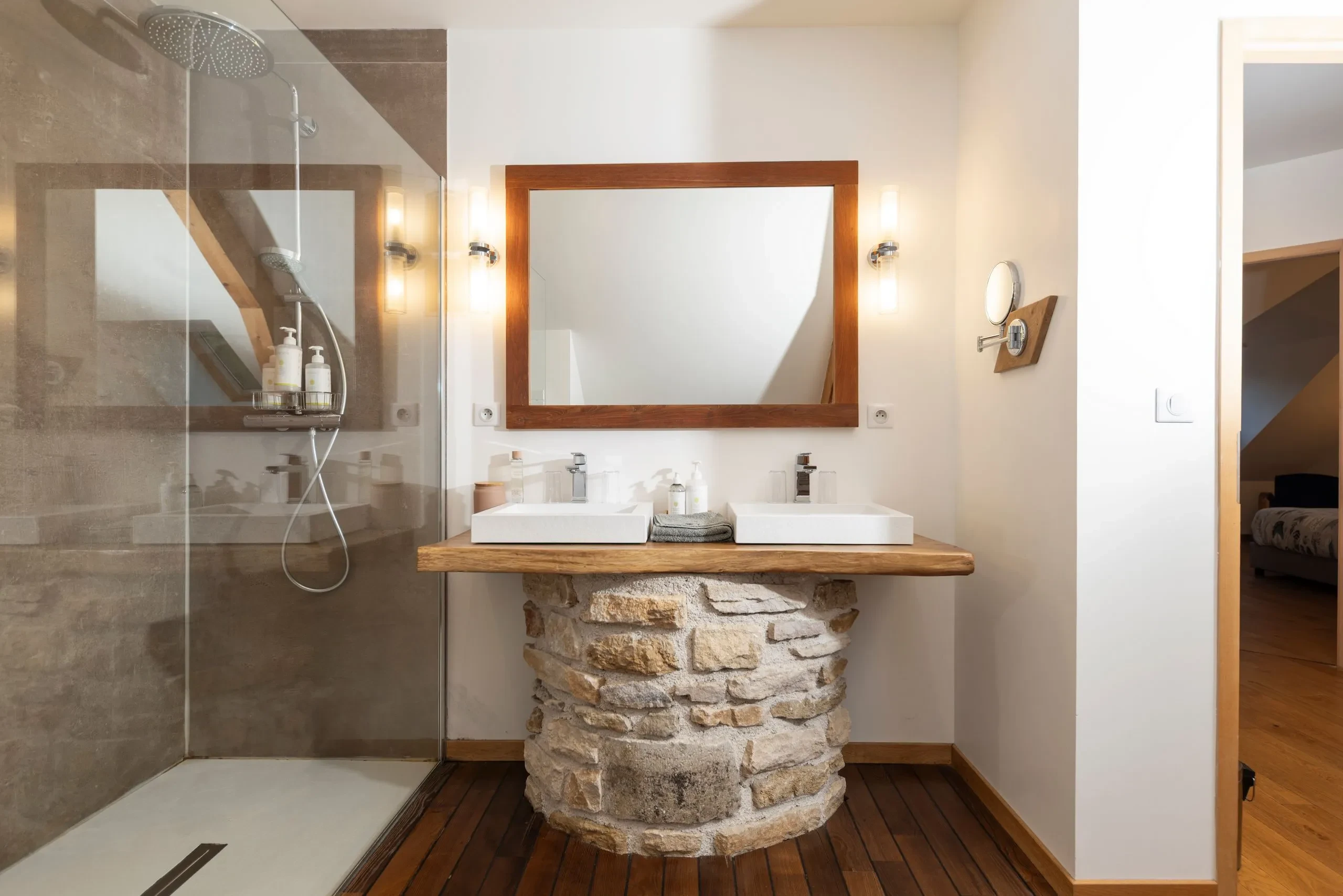 Salle de bain moderne avec douche et lavabo en pierre