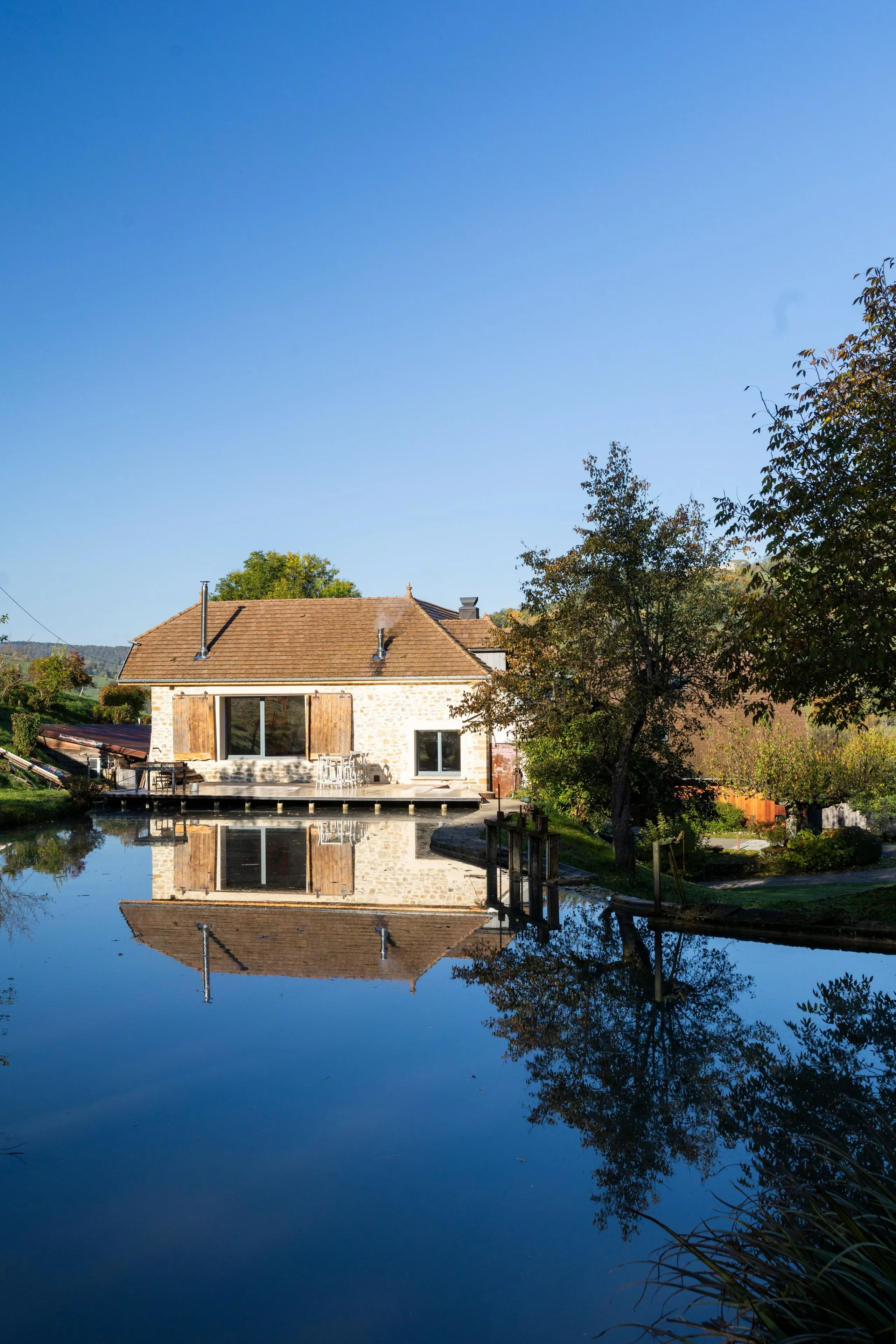 Maison en pierre au bord d’un étang calme - Séjour Jura - Domaine La Scierie