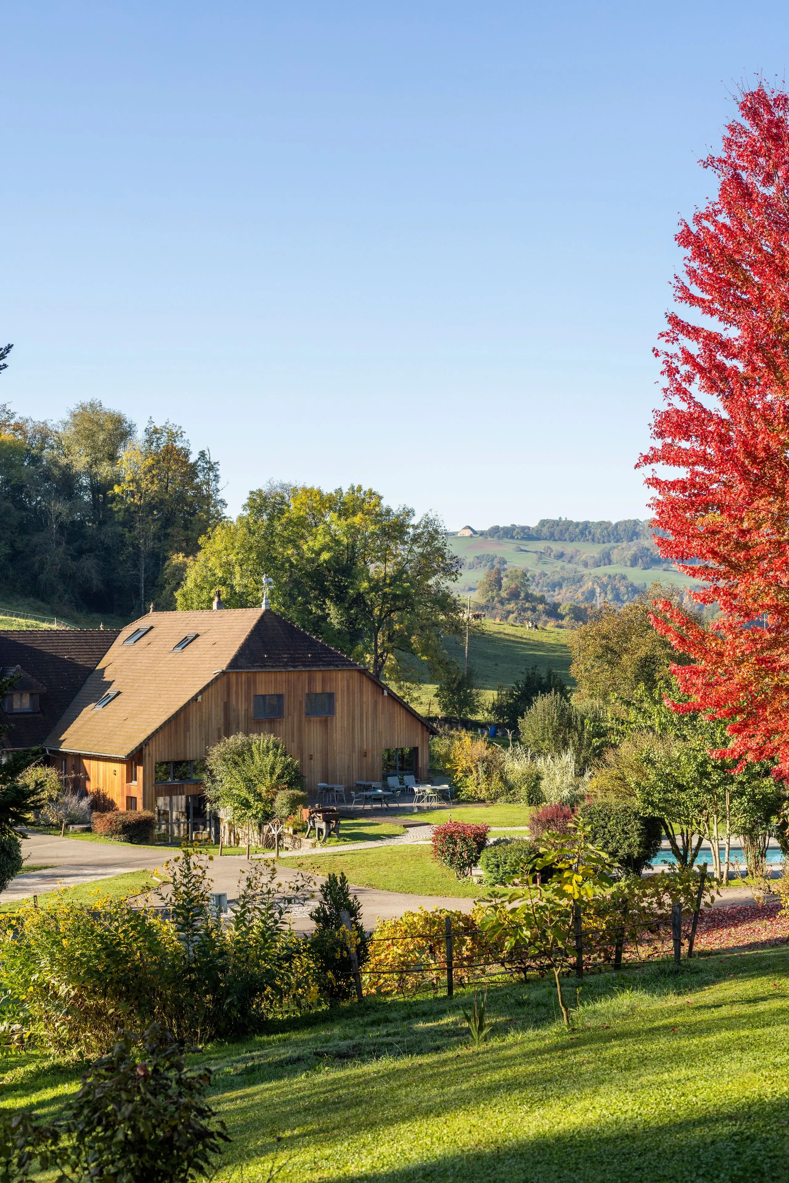 Maison en bois dans paysage campagnard en automne - Chambre d'hôtes Salins les Bains - Domaine La Scierie