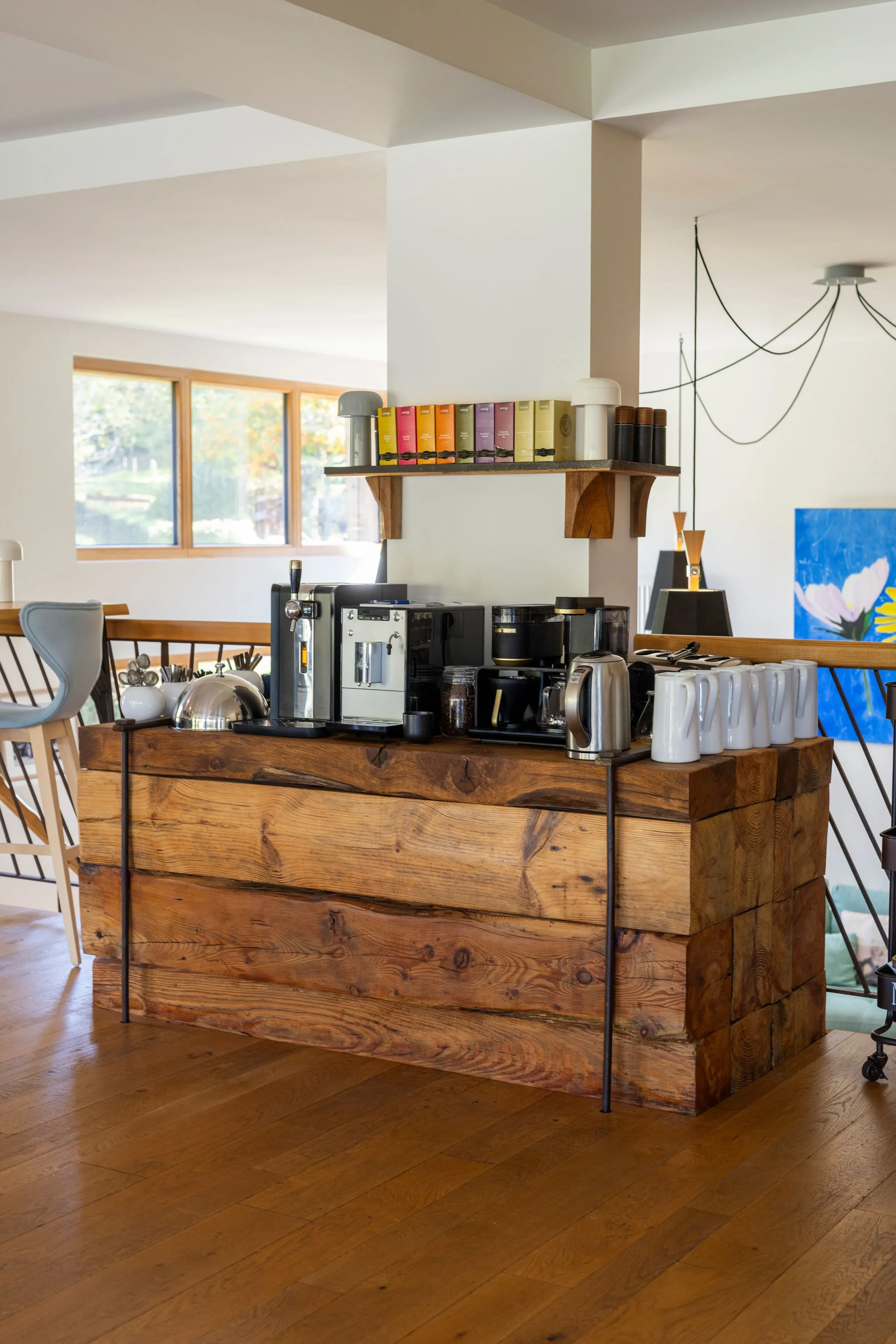 Coin café moderne avec machines et étagère en bois - Chambre d'hôtes Salins les Bains - Domaine La Scierie