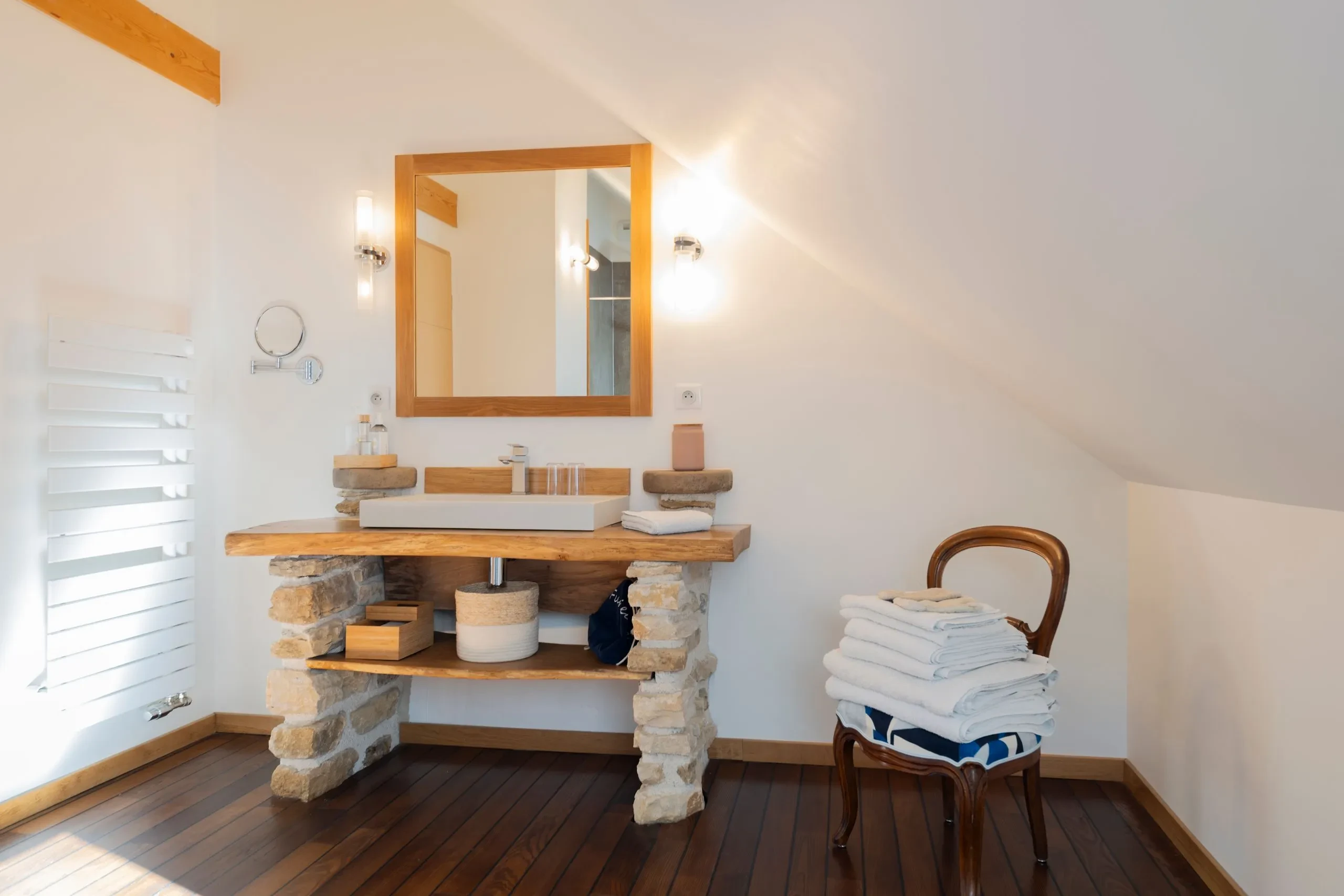 Salle de bain rustique avec lavabo en bois et pierre