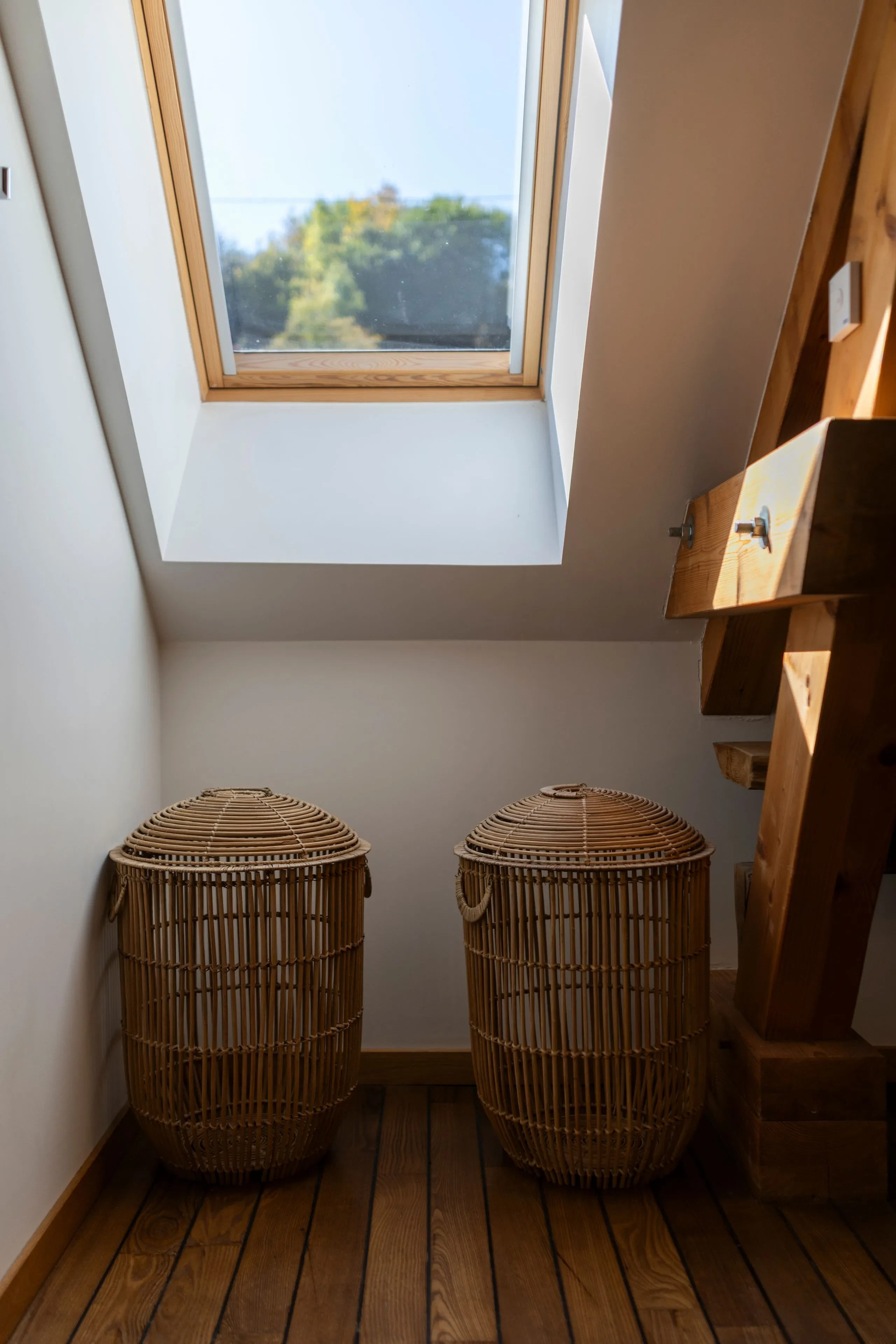 Deux paniers en osier sous une fenêtre de toit