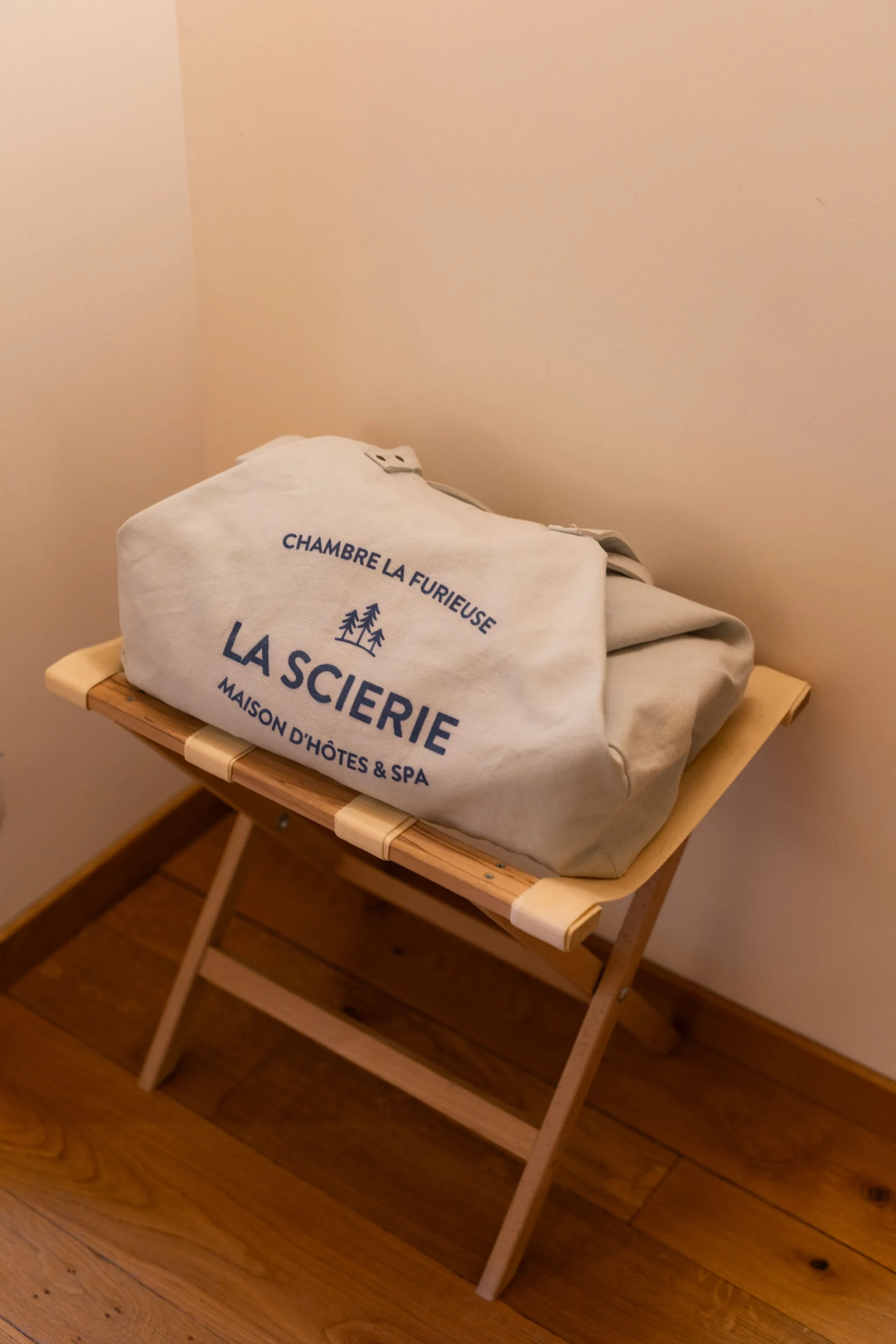 Sac de voyage La Scierie sur support en bois