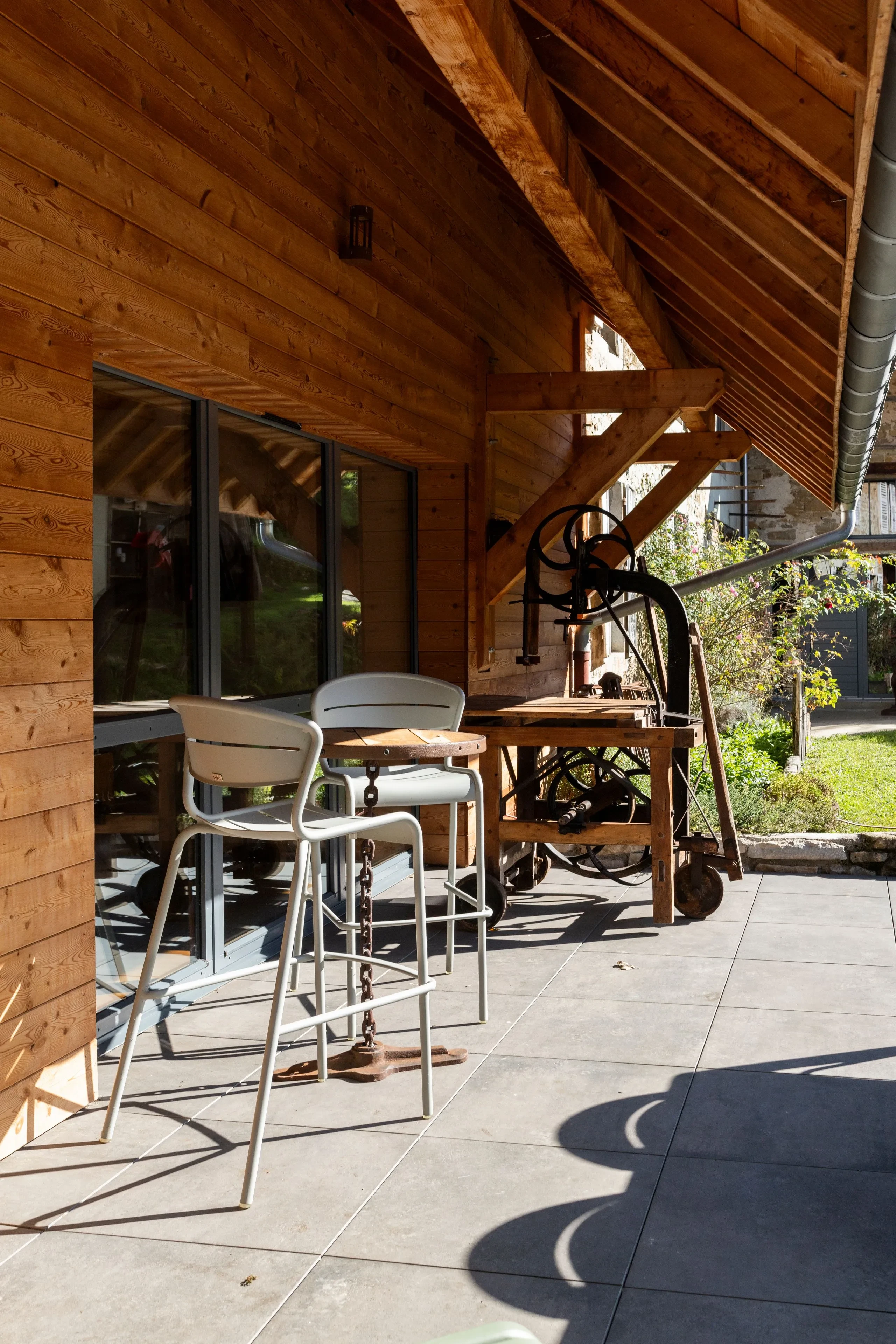 Terrasse en bois avec table et chaises modernes - Chambre d'hôtes Jura - Domaine La Scierie