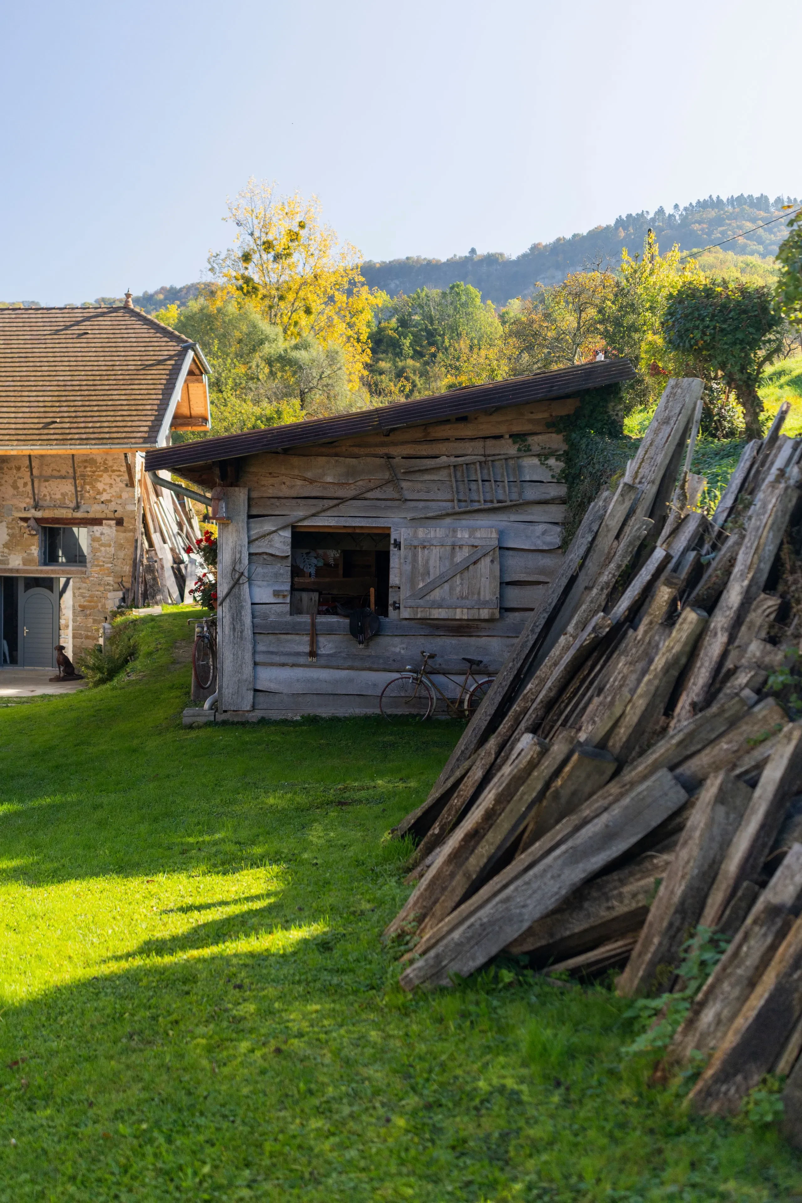 Cabane en bois dans un jardin verdoyant - Séjour Jura - Domaine La Scierie