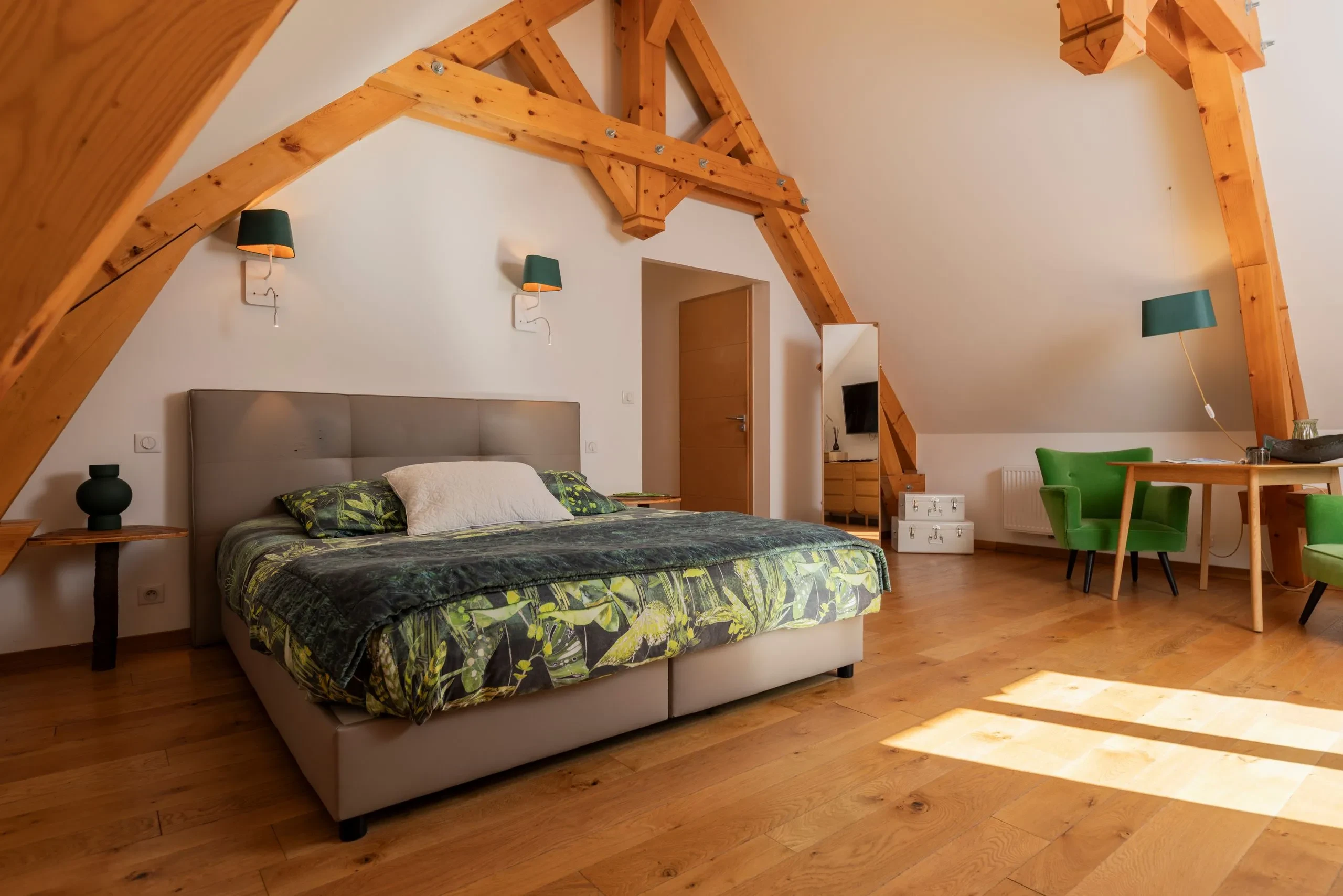 Chambre spacieuse avec poutres et décoration moderne - Chambre d'hôtes Salins les Bains - Domaine La Scierie