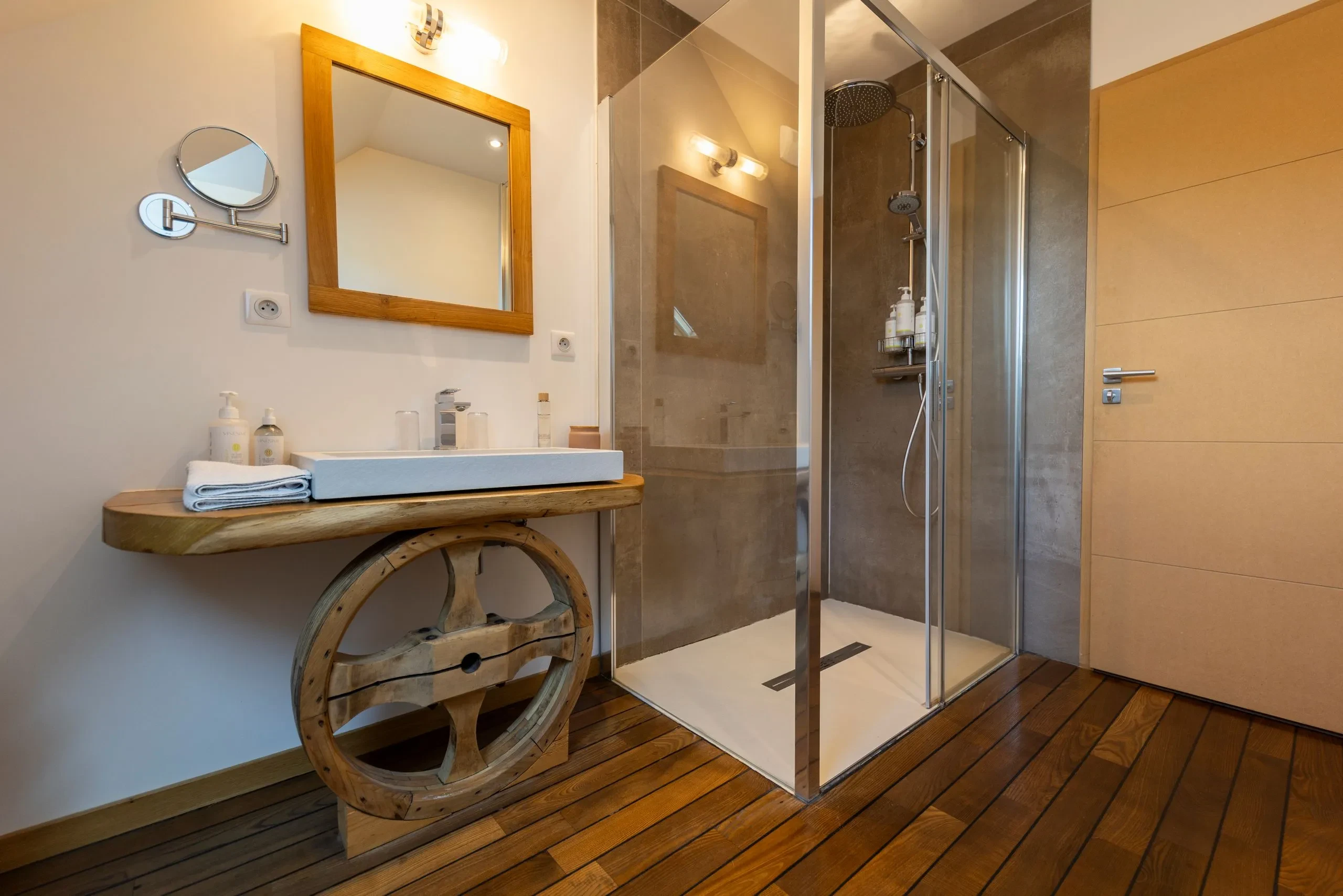 Salle de bain moderne avec douche et lavabo en bois