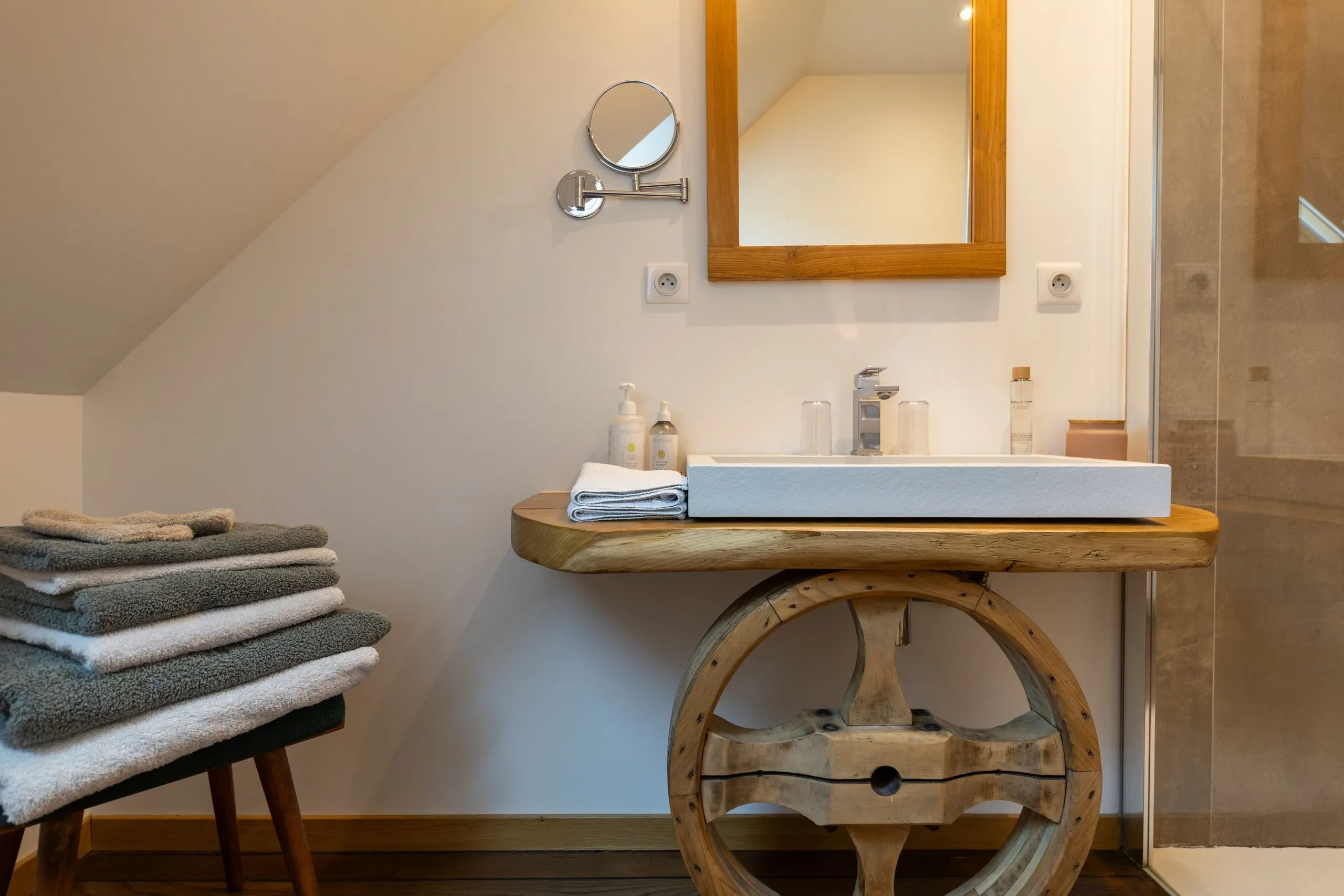 Salle de bain avec lavabo en bois rustique