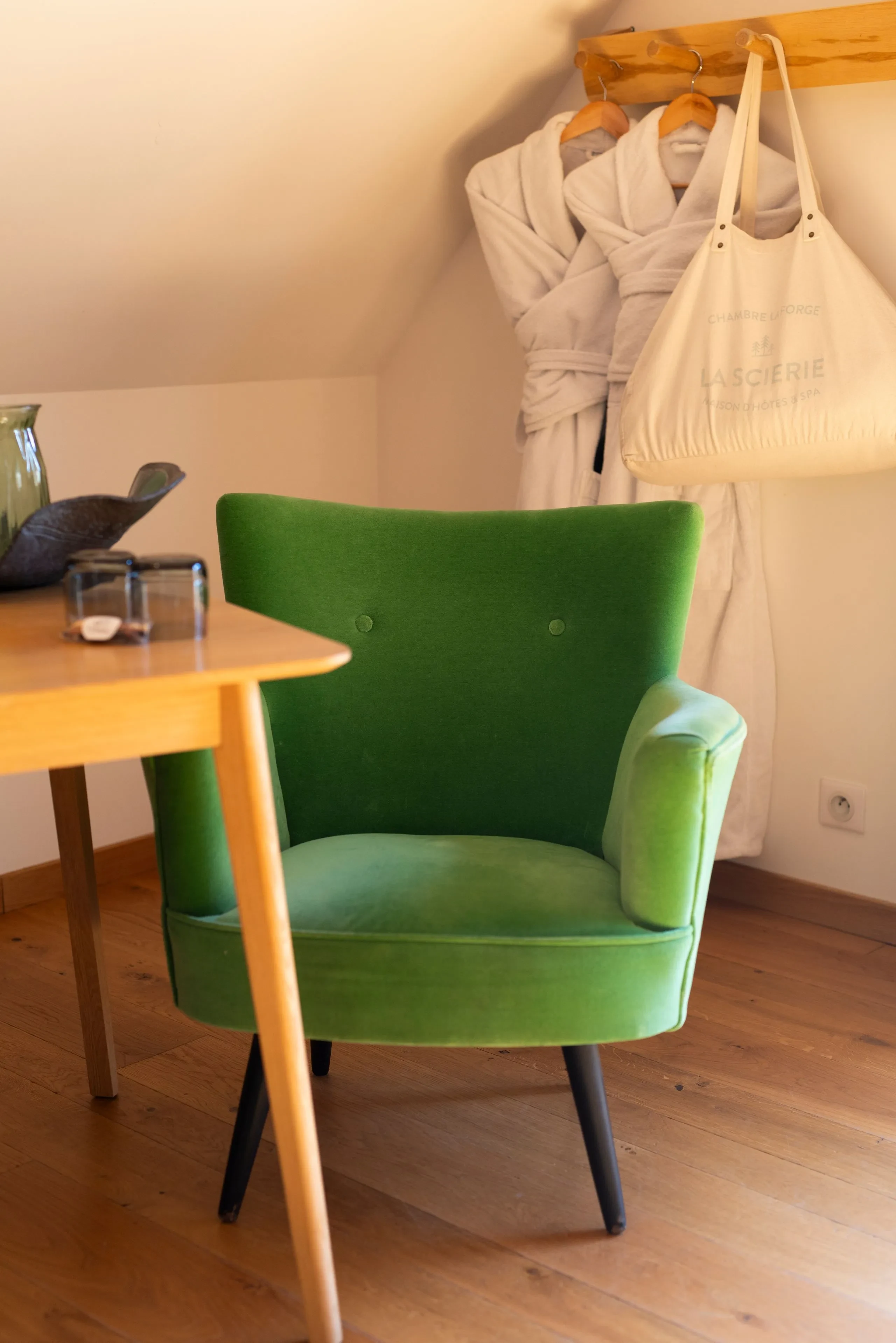 Fauteuil vert près d'une table en bois