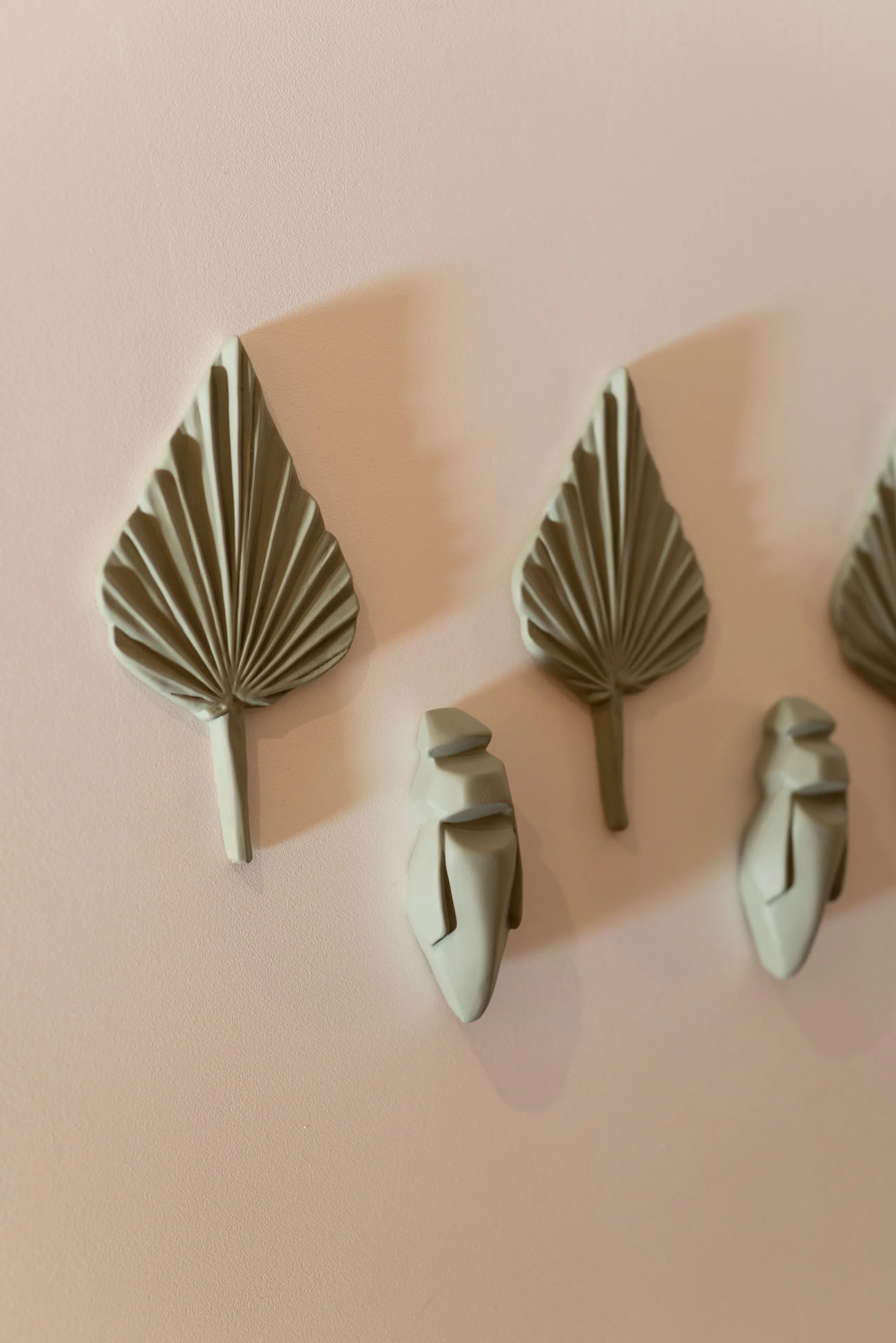 Décor mural feuilles et insectes verts sur mur rose