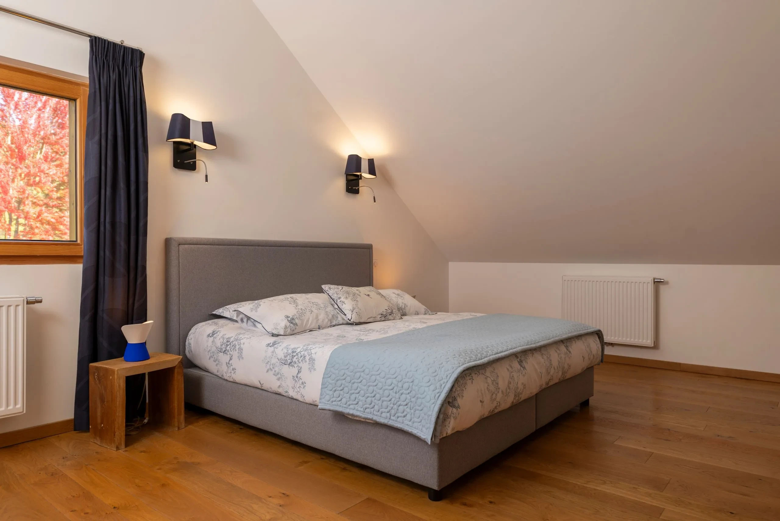 Chambre moderne avec lit double et parquet en bois