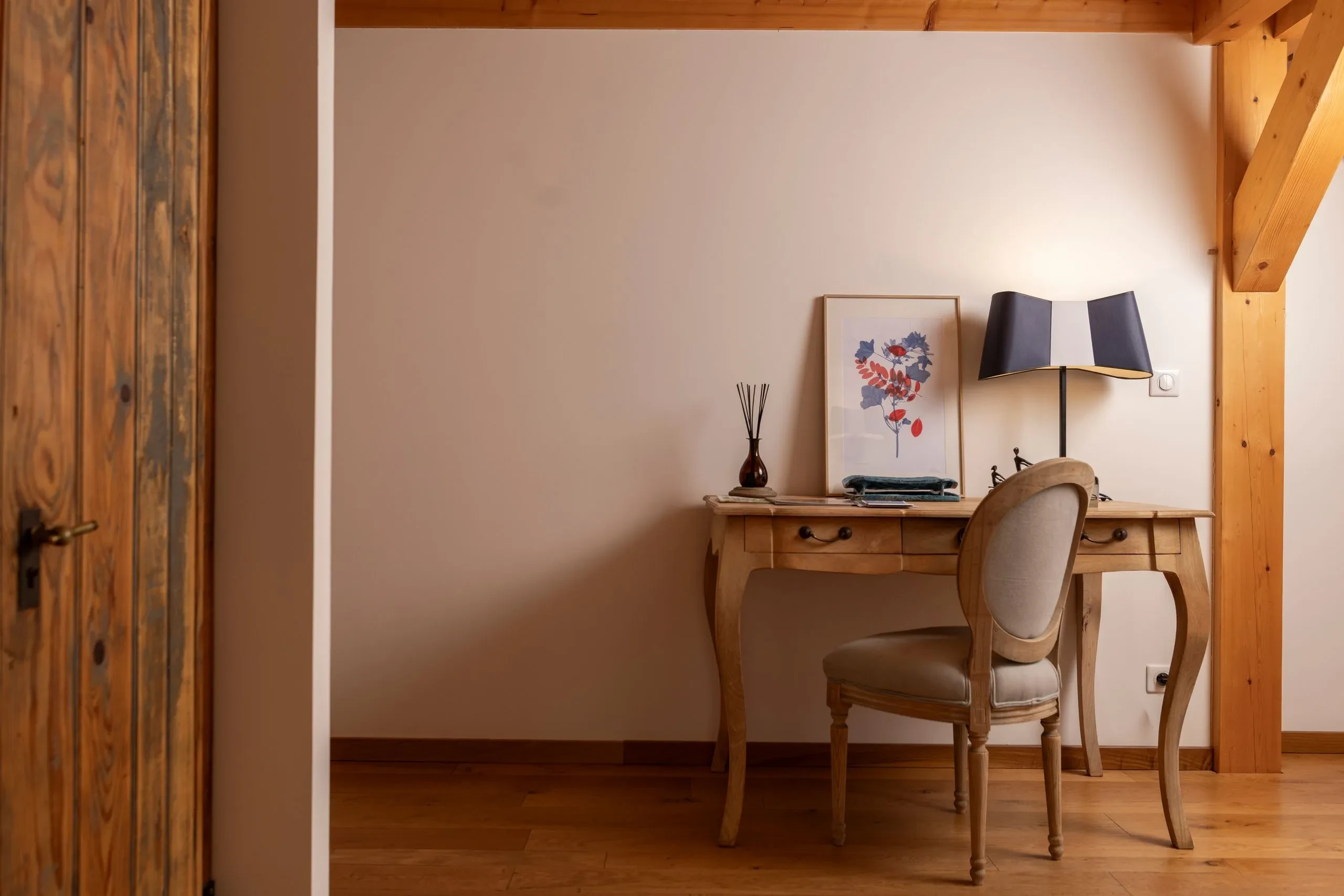 Bureau en bois avec chaise et lampe allumée