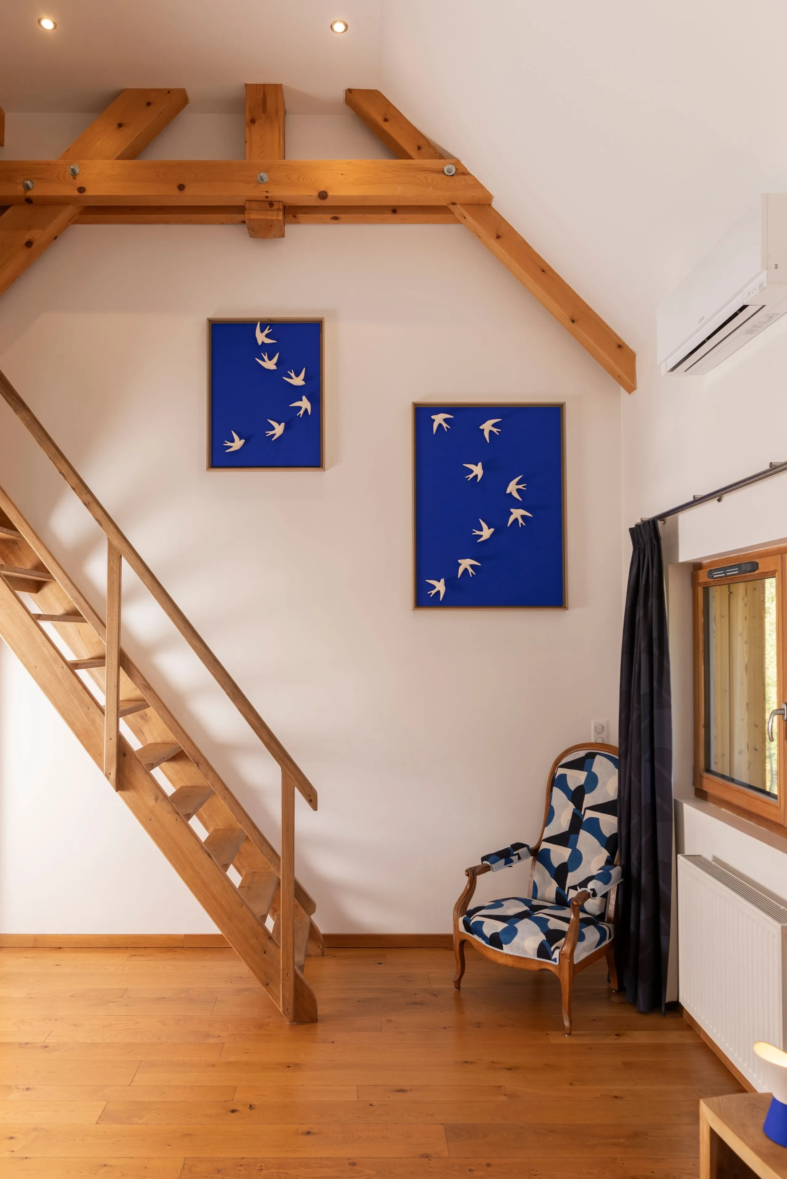 Escalier en bois et tableaux bleus décoratifs - Chambre d'hôtes Jura - Domaine La Scierie