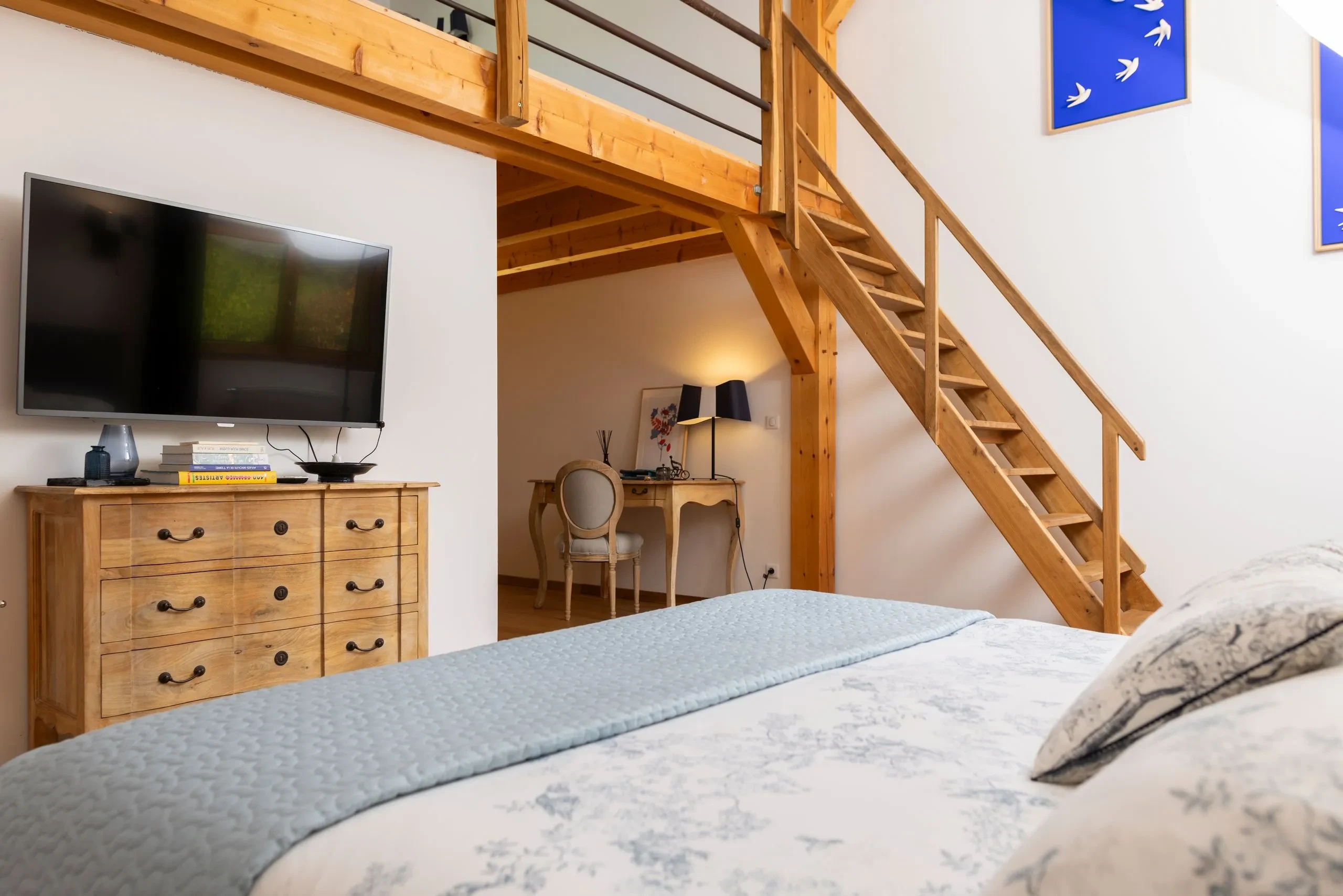 Chambre en mezzanine avec escalier et bureau en bois - Chambre d'hôtes Salins les Bains - Domaine La Scierie