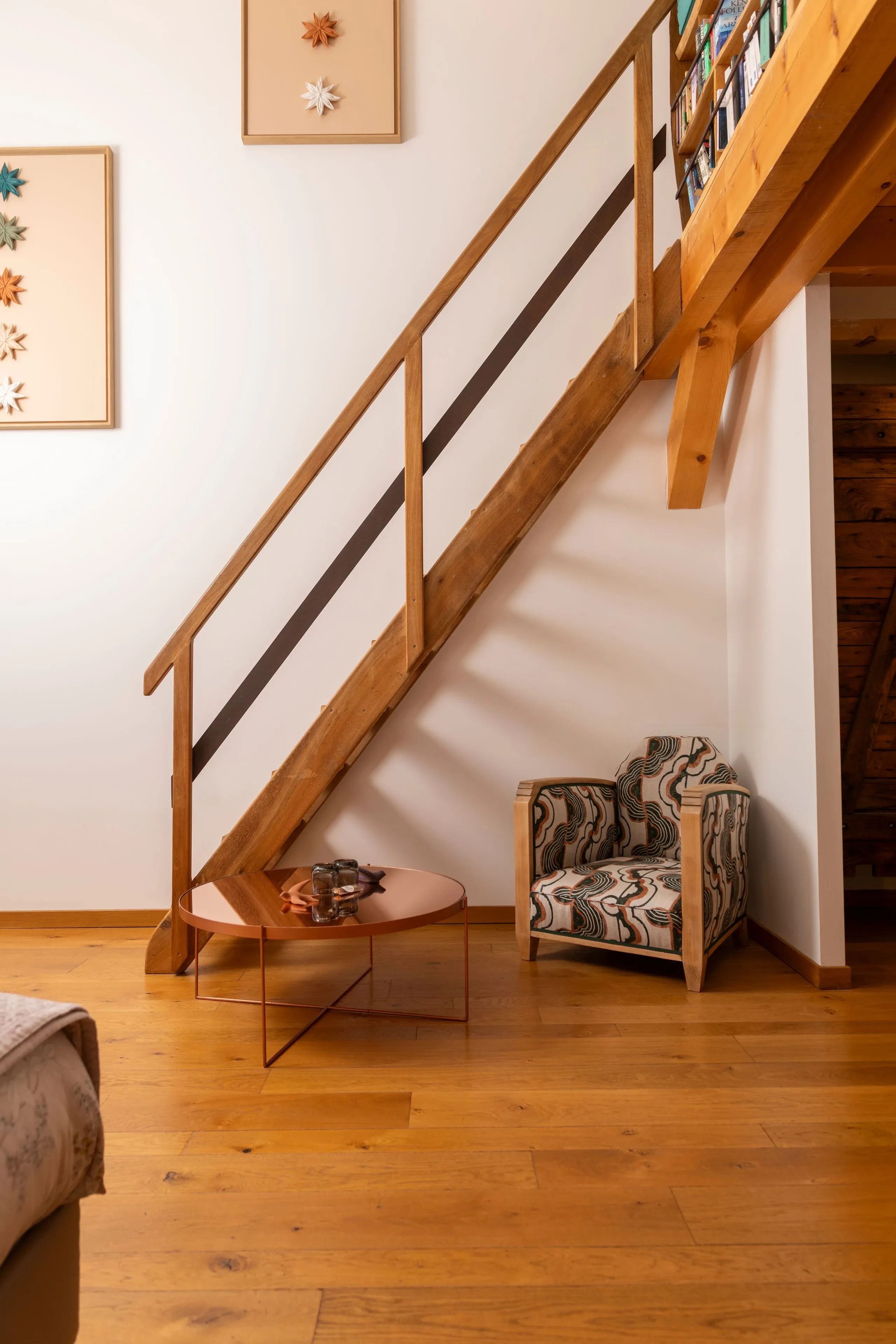 Salon moderne avec escalier en bois et fauteuil design