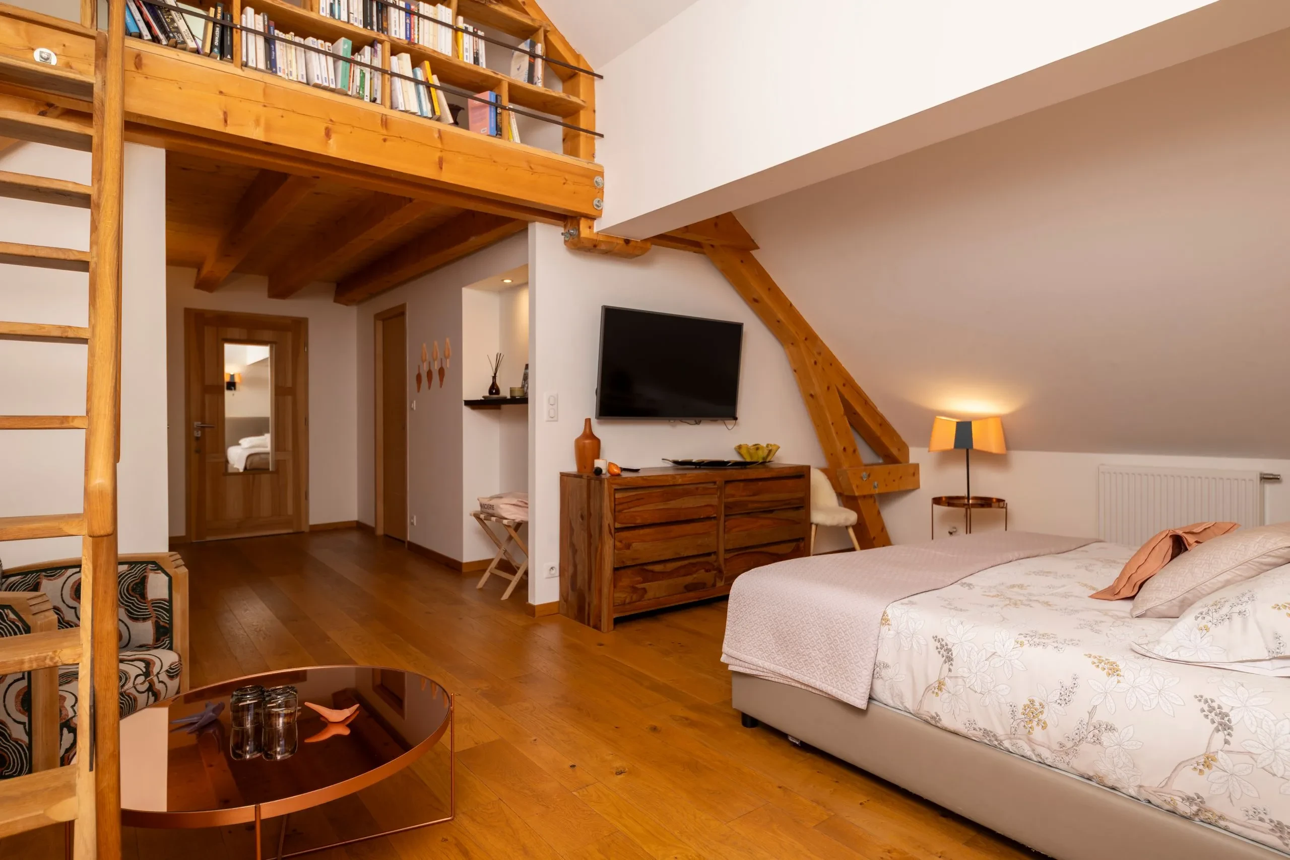 Chambre chaleureuse avec mezzanine en bois moderne - séjour Jura - Domaine La Scierie