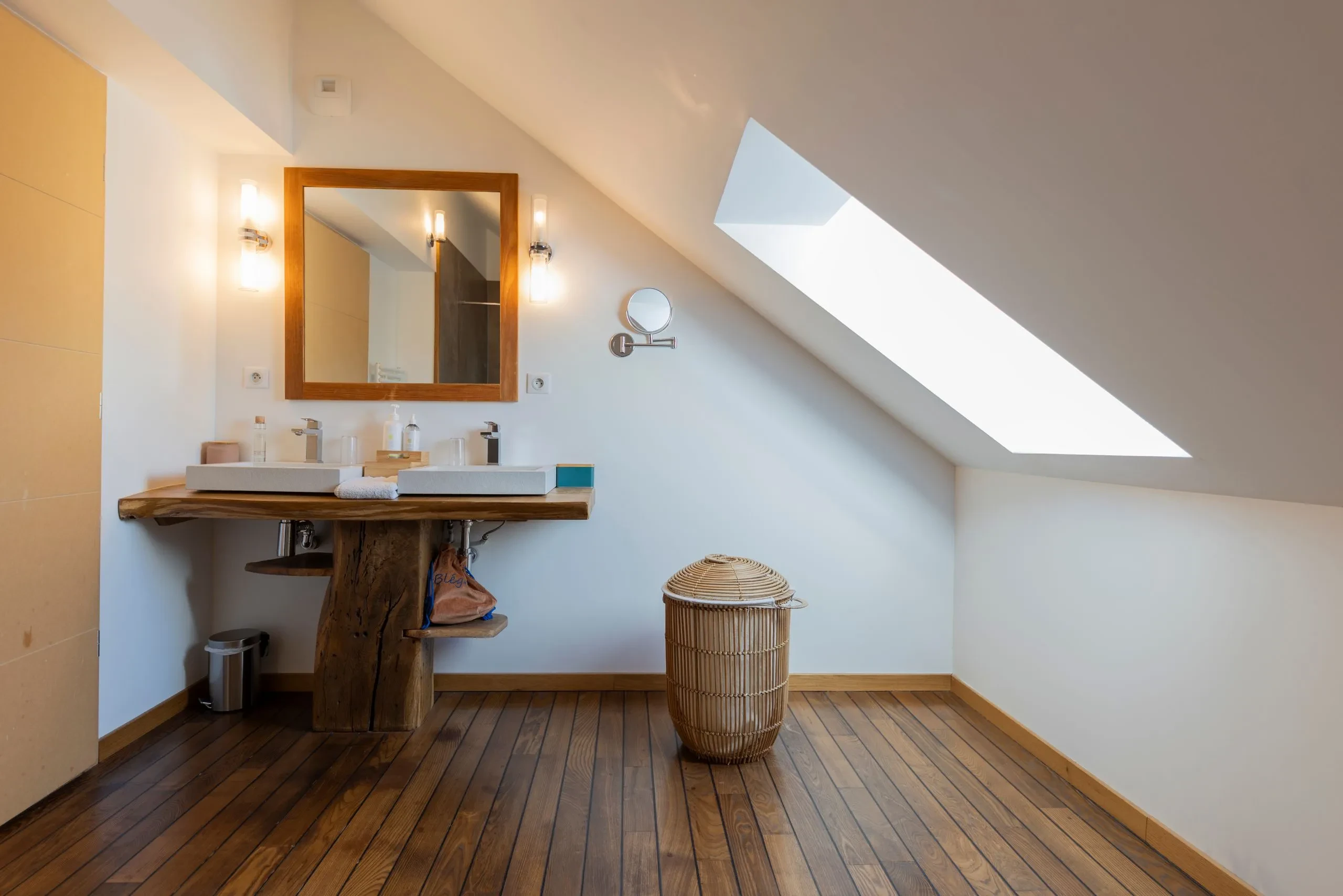 Salle de bain lumineuse avec vasque en bois