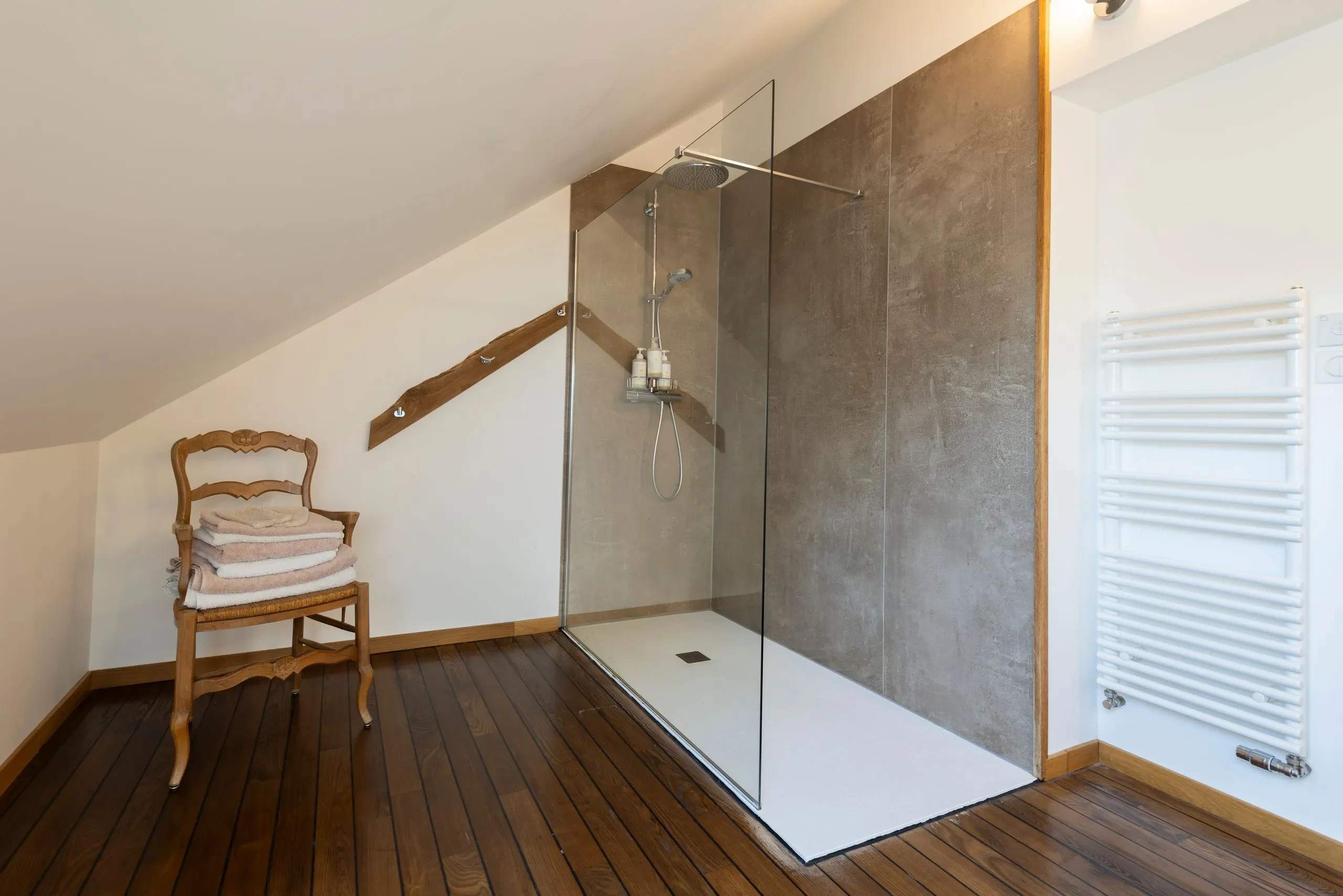 Salle de bain moderne avec douche italienne mansardée