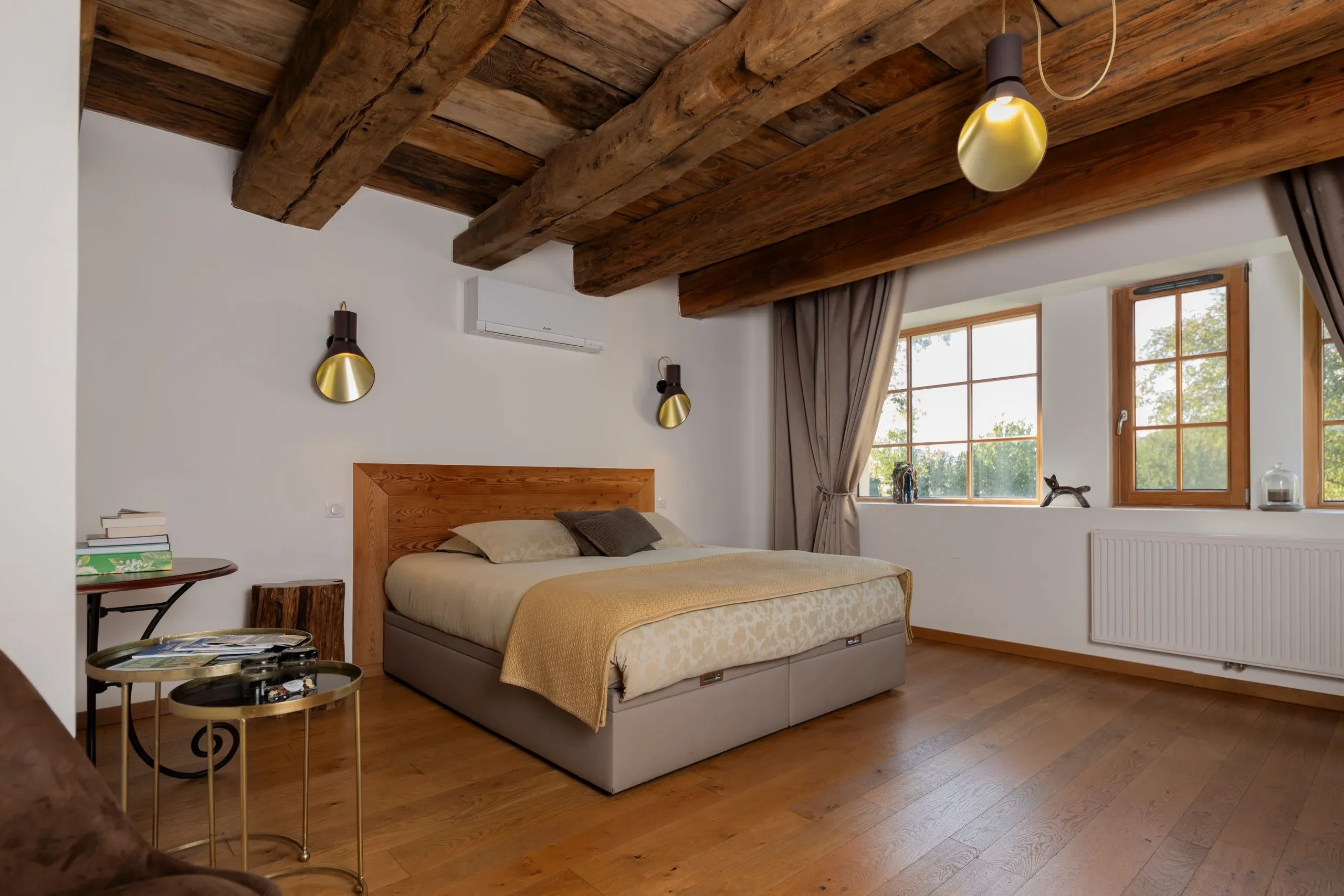 Chambre rustique avec lit double et poutres en bois