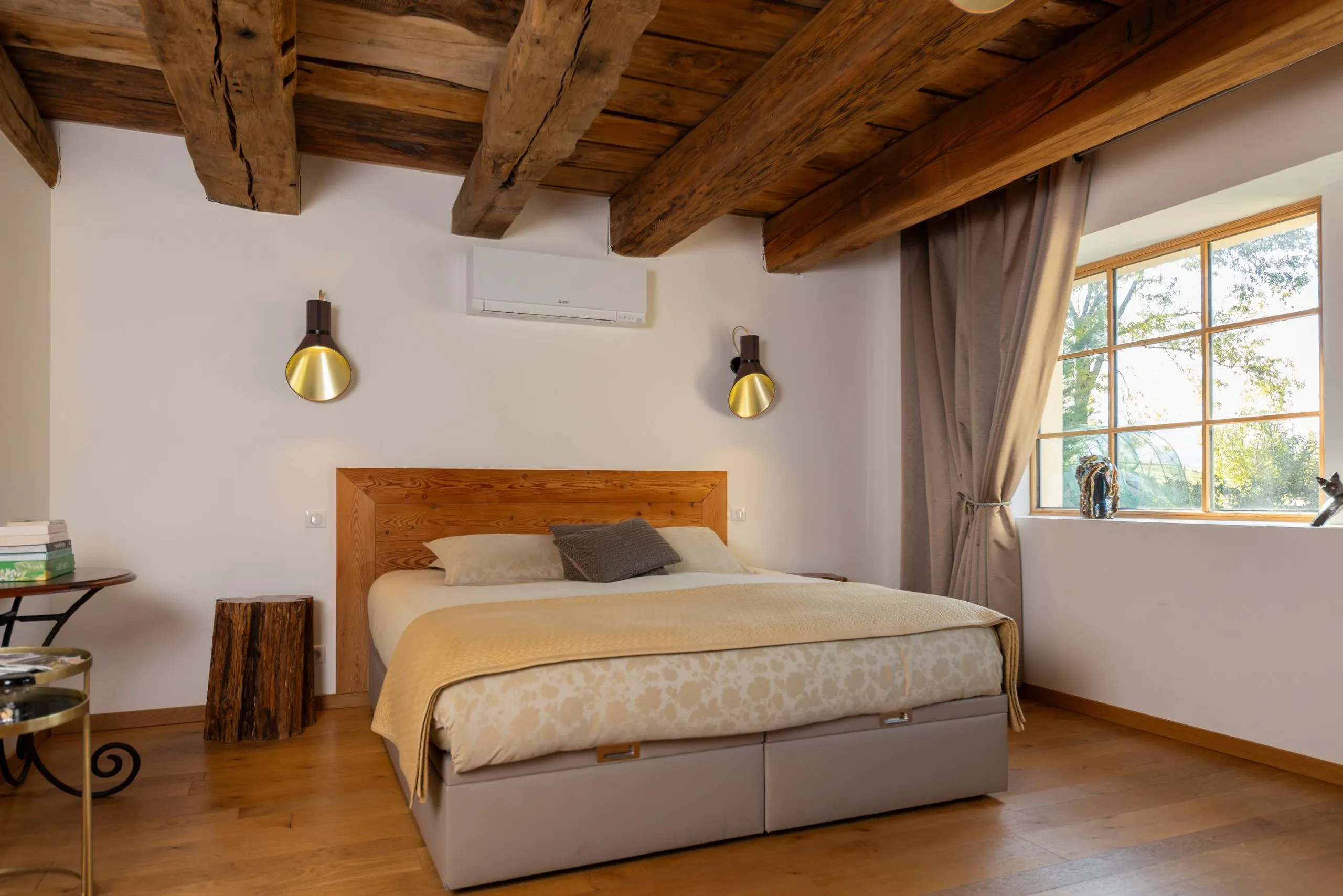 Chambre cosy avec poutres en bois et grand lit - Chambre d'hôtes Salins les Bains - Domaine La Scierie