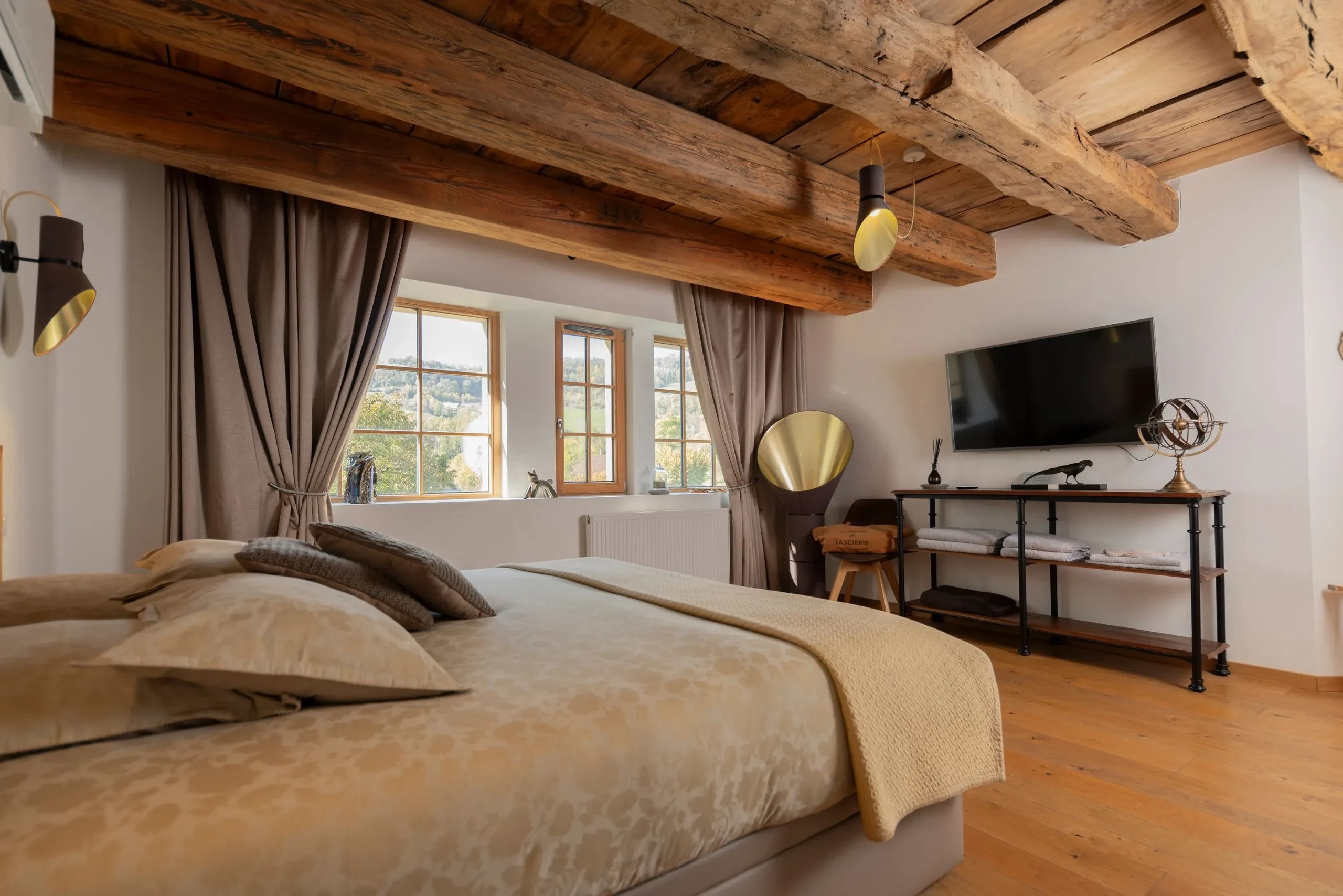 Chambre rustique avec poutres apparentes et déco moderne - Chambre d'hôtes Salins les Bains - Domaine La Scierie