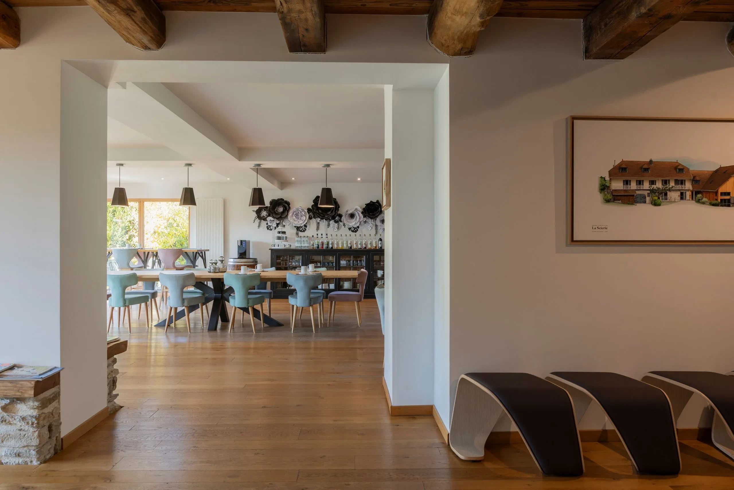 Salle à manger moderne avec décoration florale murale - Séjour Jura - Domaine La Scierie