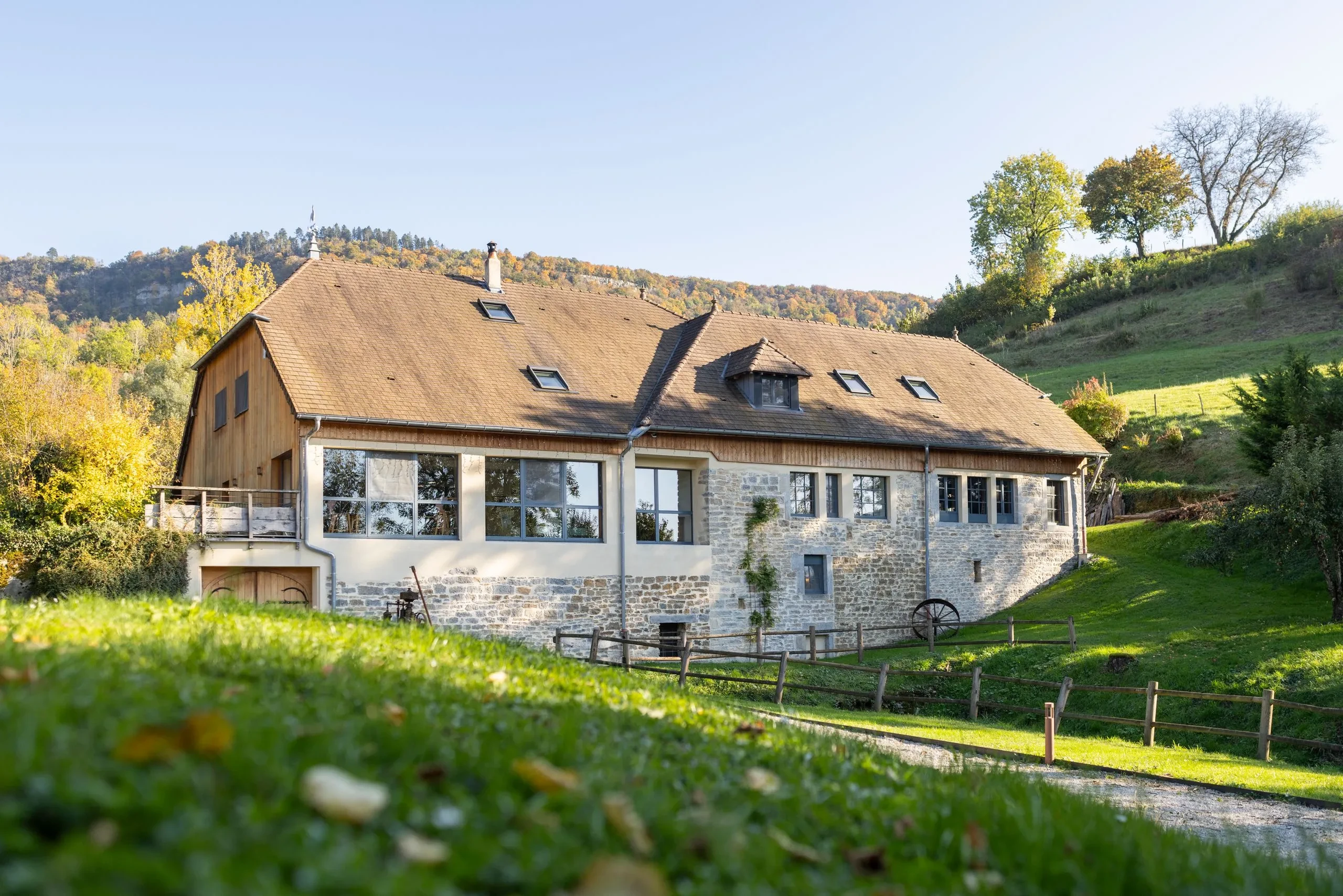 Grande maison en pierre dans la campagne verdoyante - Restaurant Salins les Bains - Domaine La Scierie