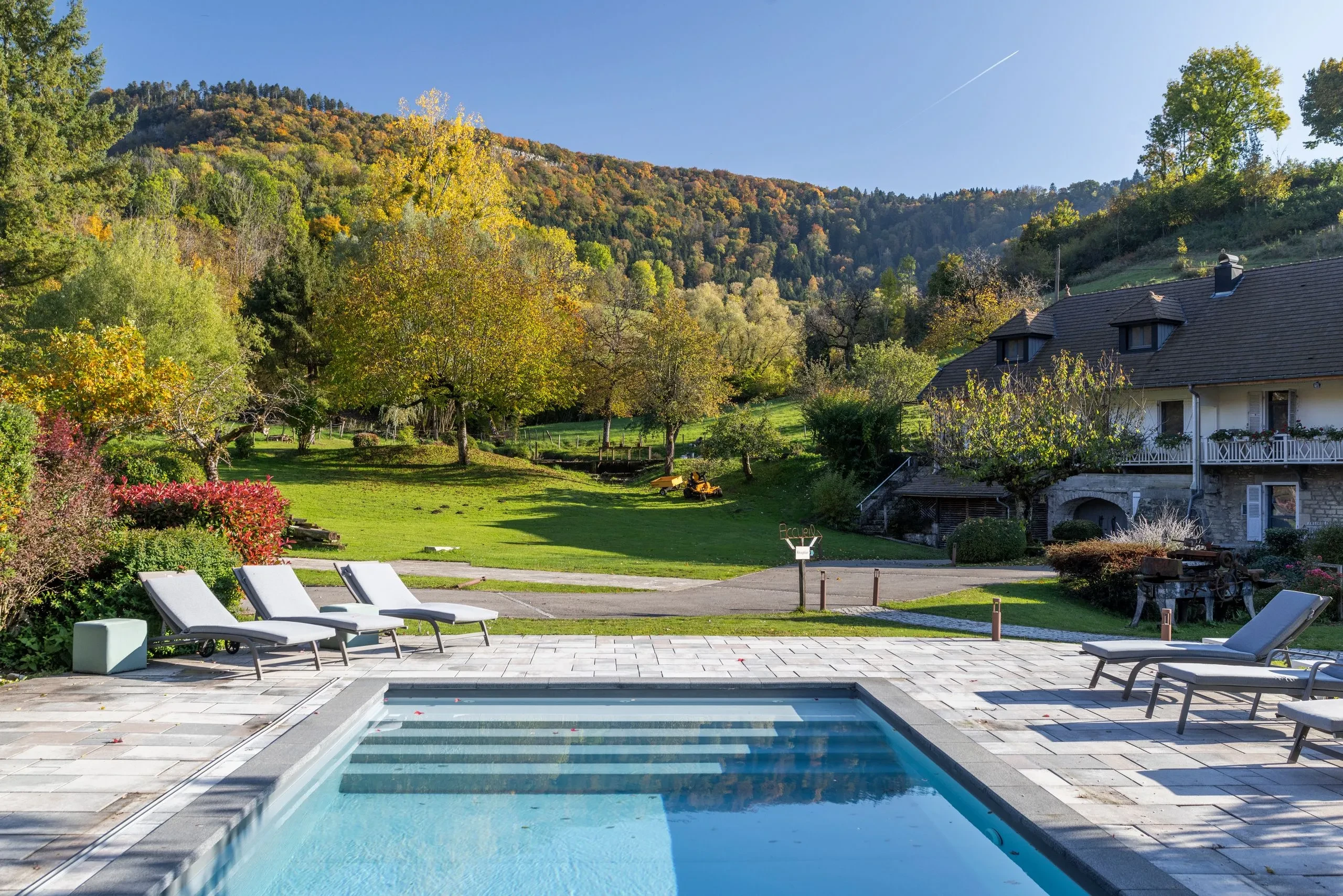 Piscine avec vue sur montagnes verdoyantes - Chambre d'hôtes Jura - Domaine La Scierie