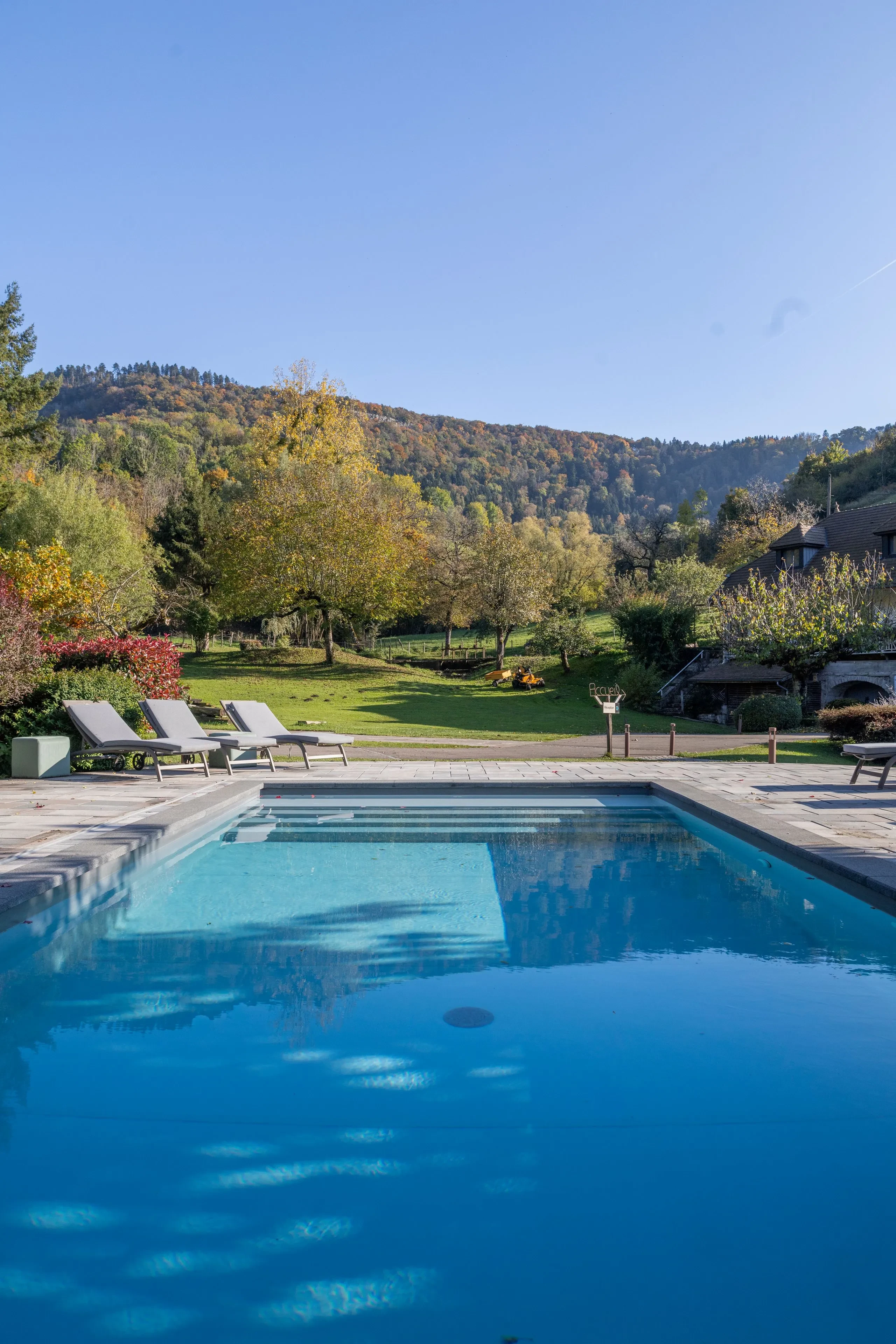 Piscine extérieure avec vue sur les montagnes - Séjour Jura - Domaine La Scierie