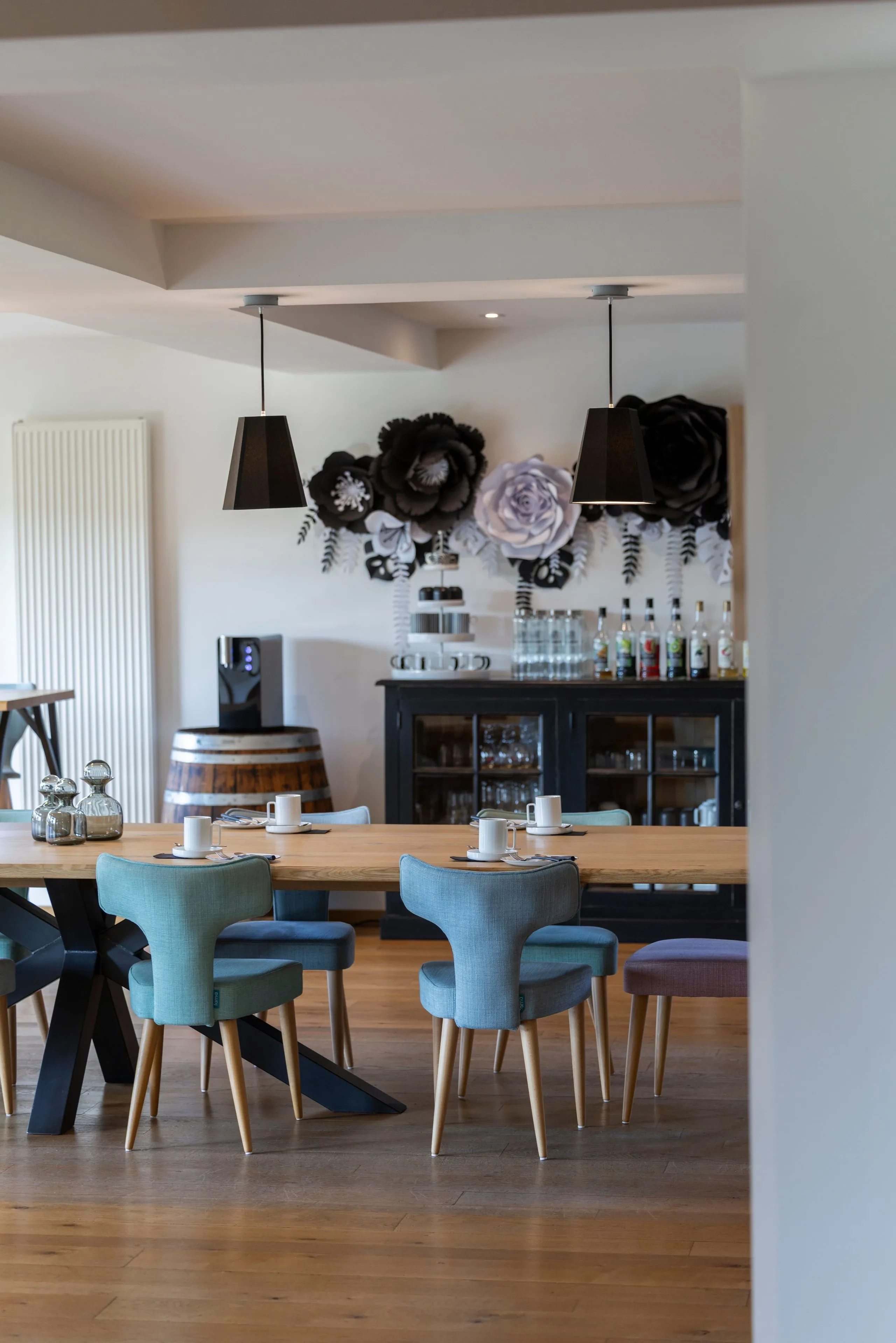 Salle à manger moderne avec table en bois et chaises bleues - Restaurant Salins les Bains - Domaine La Scierie