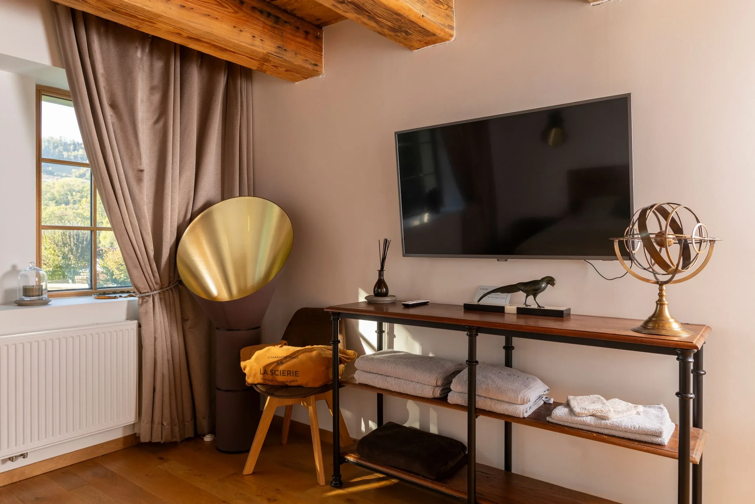 Salon moderne avec télévision murale et décoration élégante