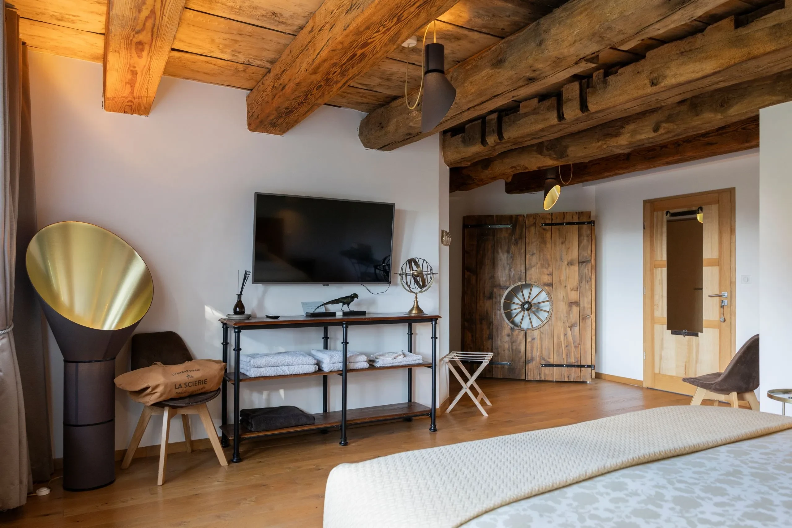 Chambre moderne avec poutres en bois apparentes - Jura hotel restaurant - Domaine la Scierie