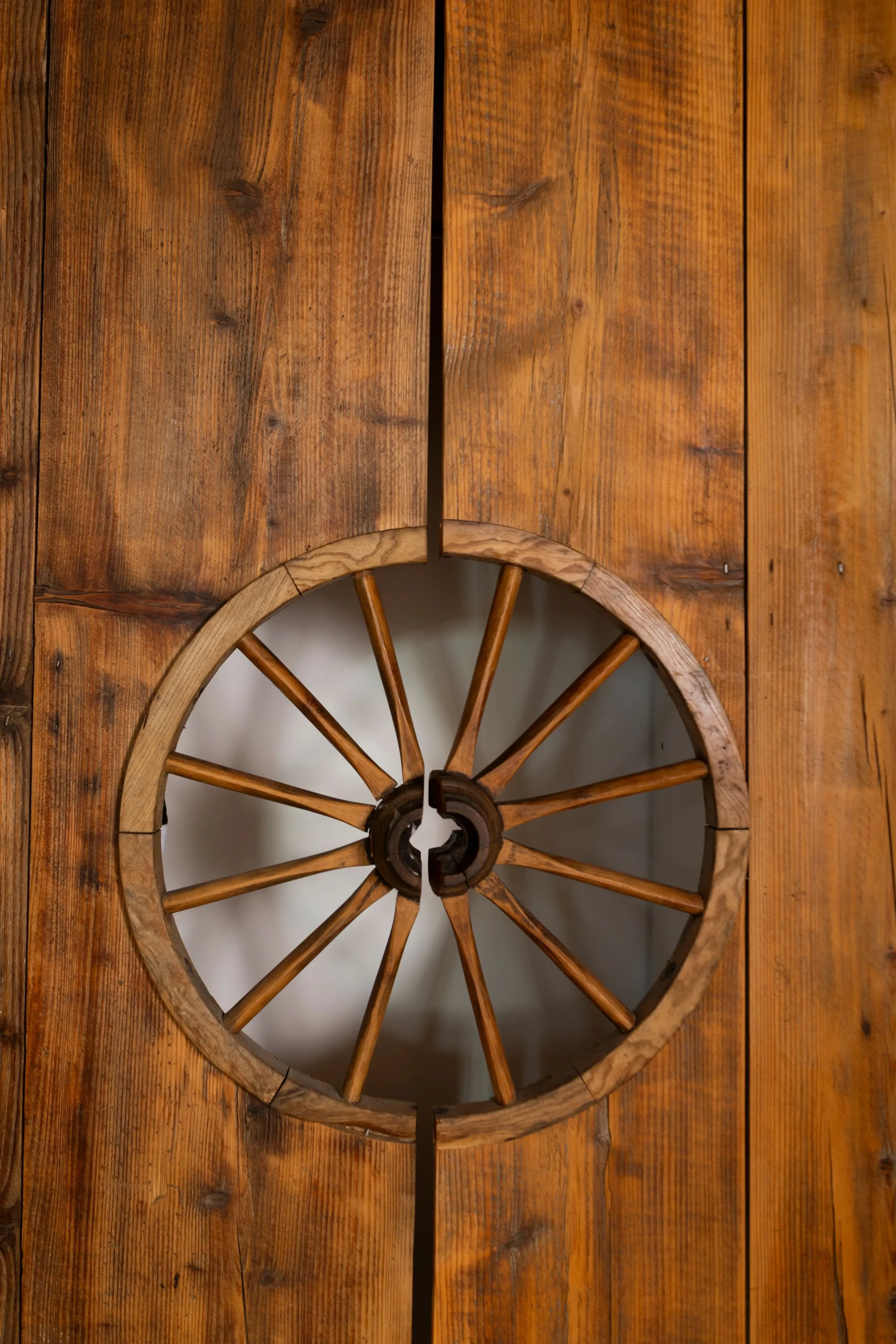 Porte en bois avec roue décorative centrale