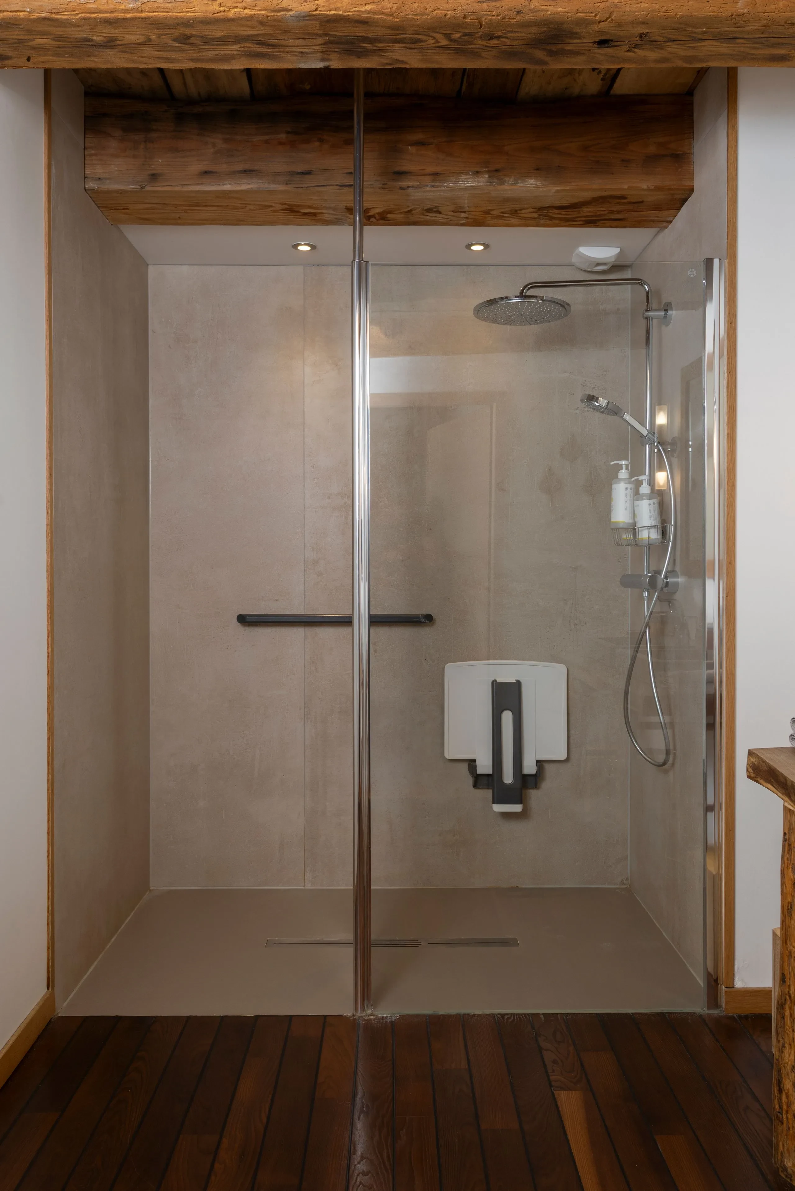 Douche moderne avec siège rabattable et pommeau mural