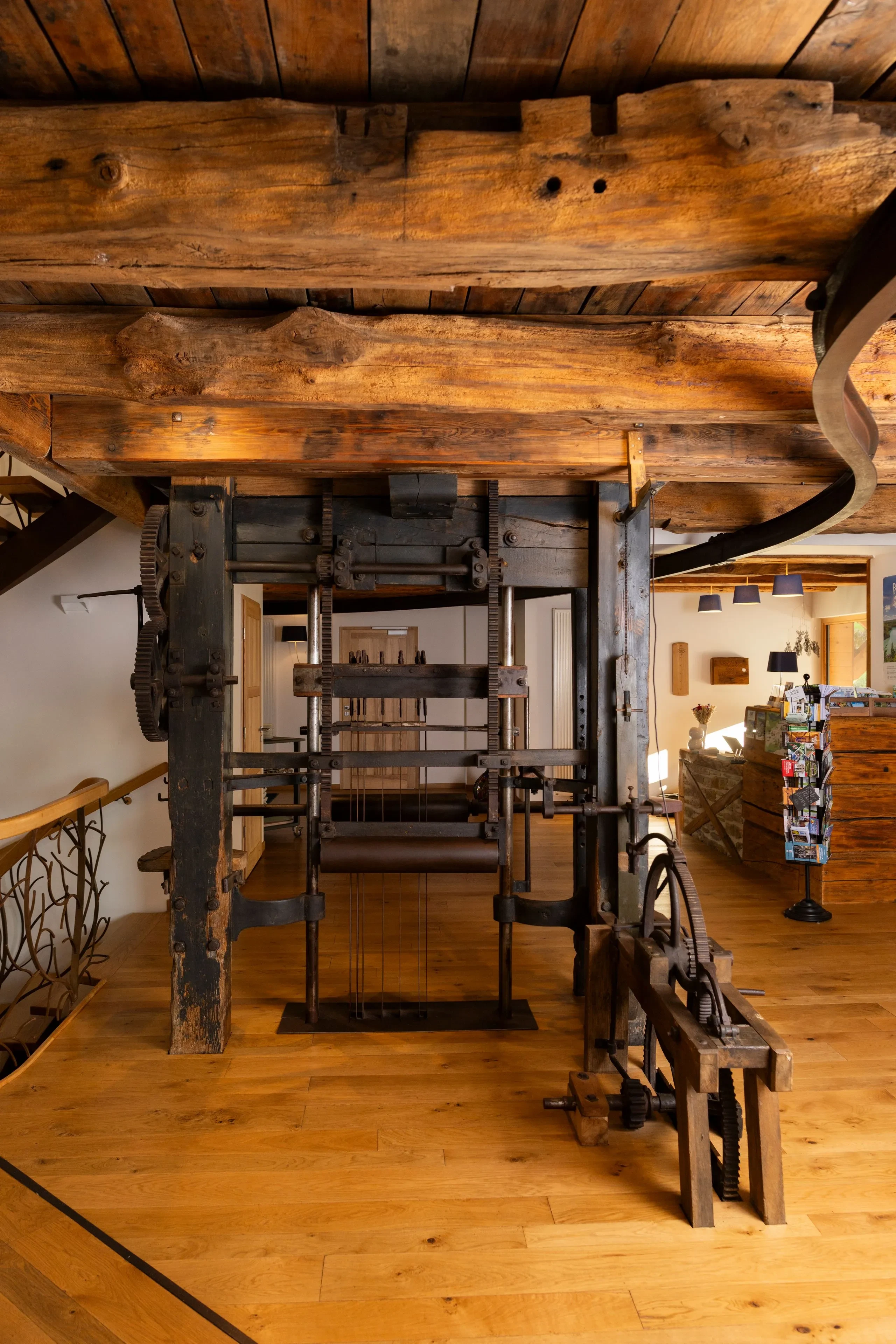 Ancienne machine industrielle en bois et métal - Séjour Jura - Domaine La Scierie