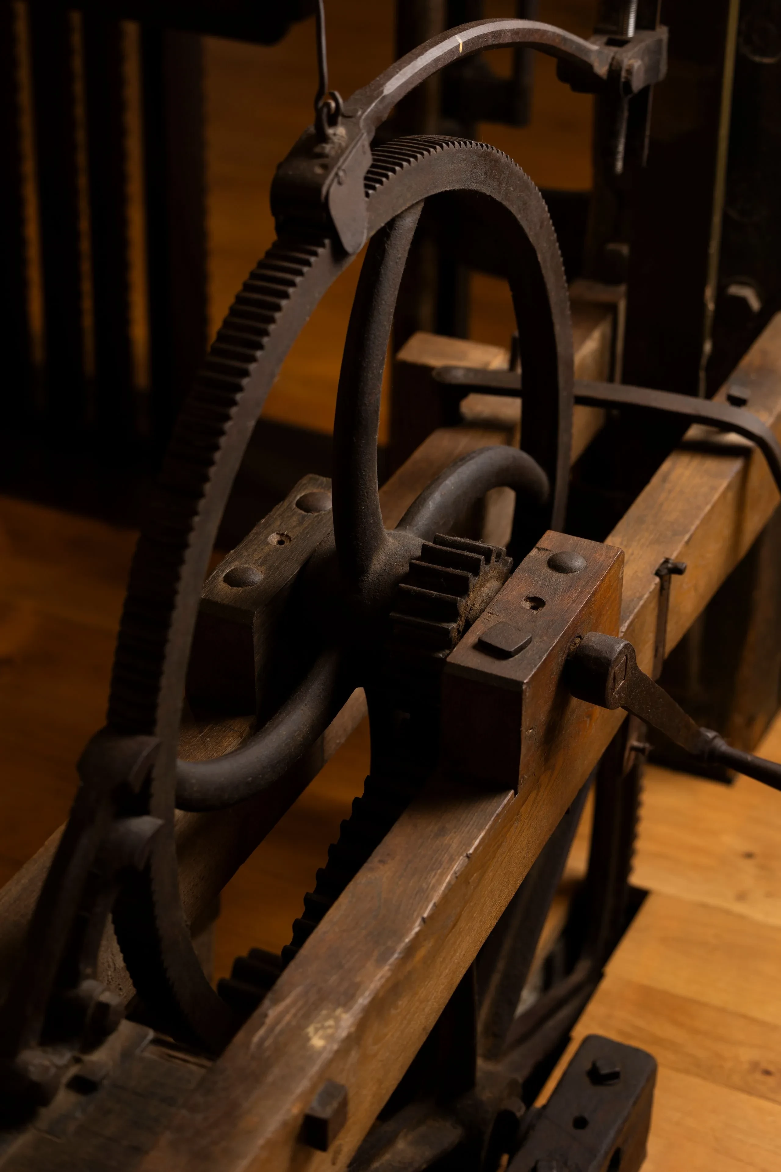 Ancien mécanisme d'engrenages en métal et bois