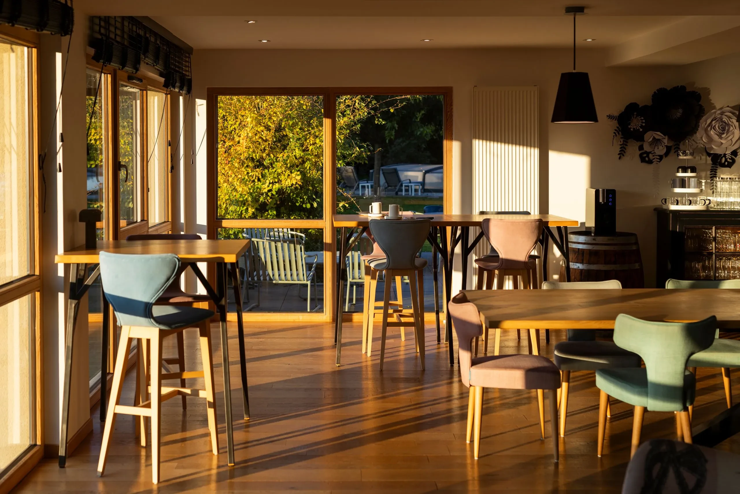 Salle à manger lumineuse avec vue sur jardin - Séjour Jura - Domaine La Scierie