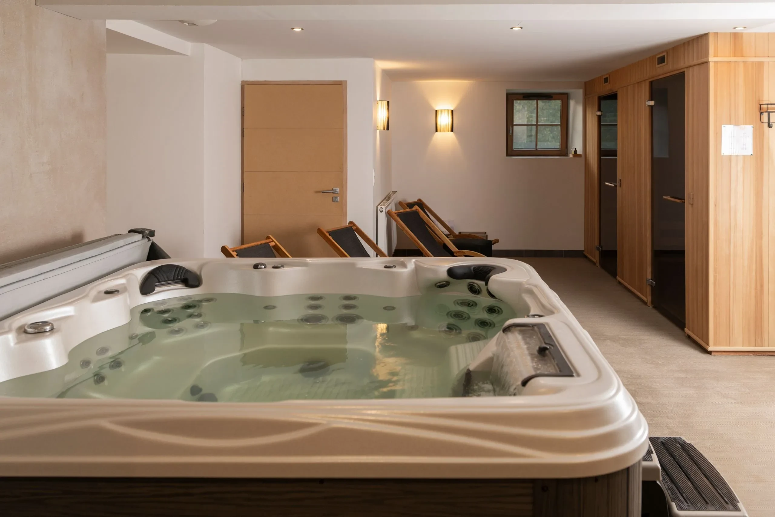 Espace bien-être avec jacuzzi et sauna en bois - Spa Jura - Domaine La Scierie