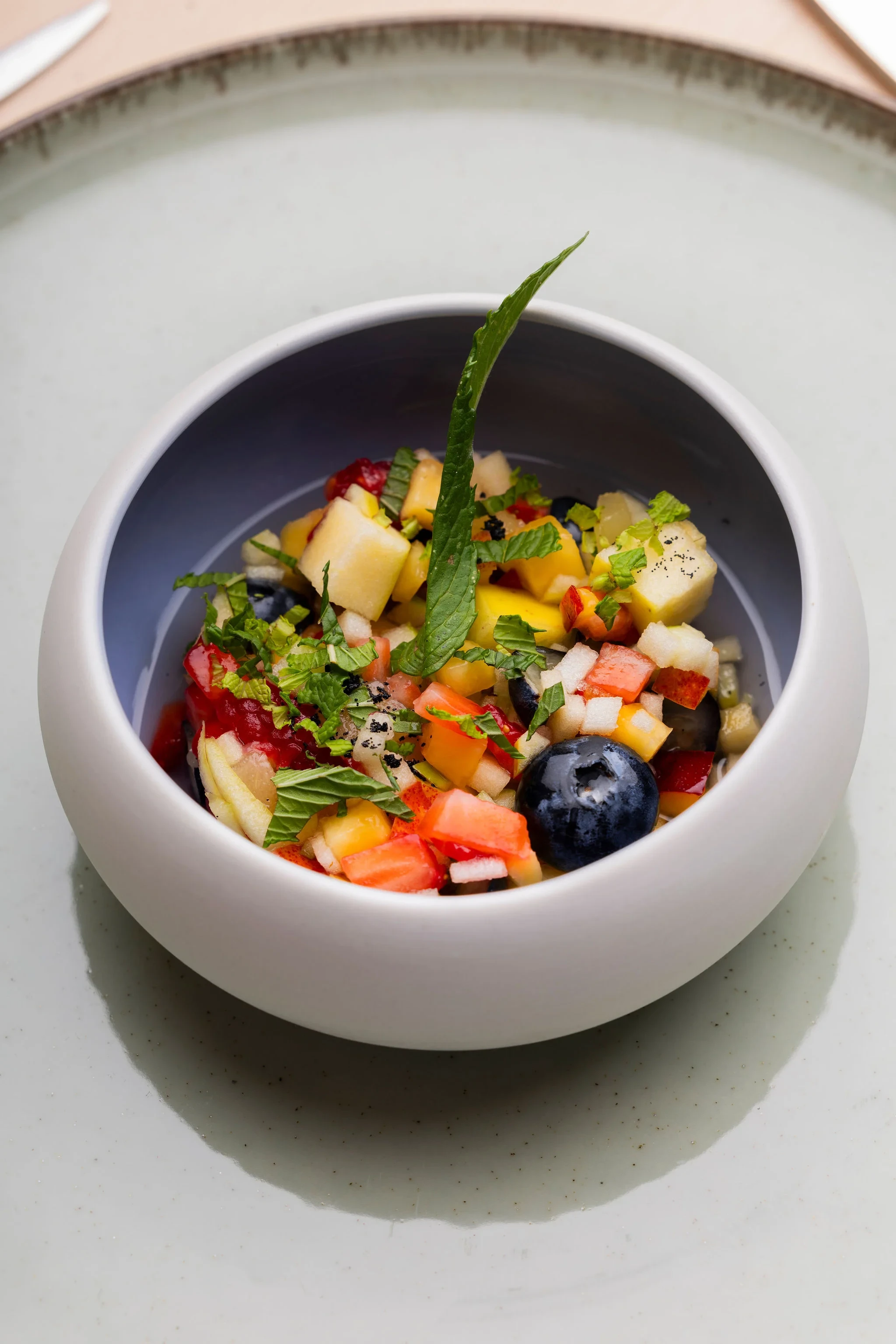 Salade de fruits frais aux feuilles de menthe