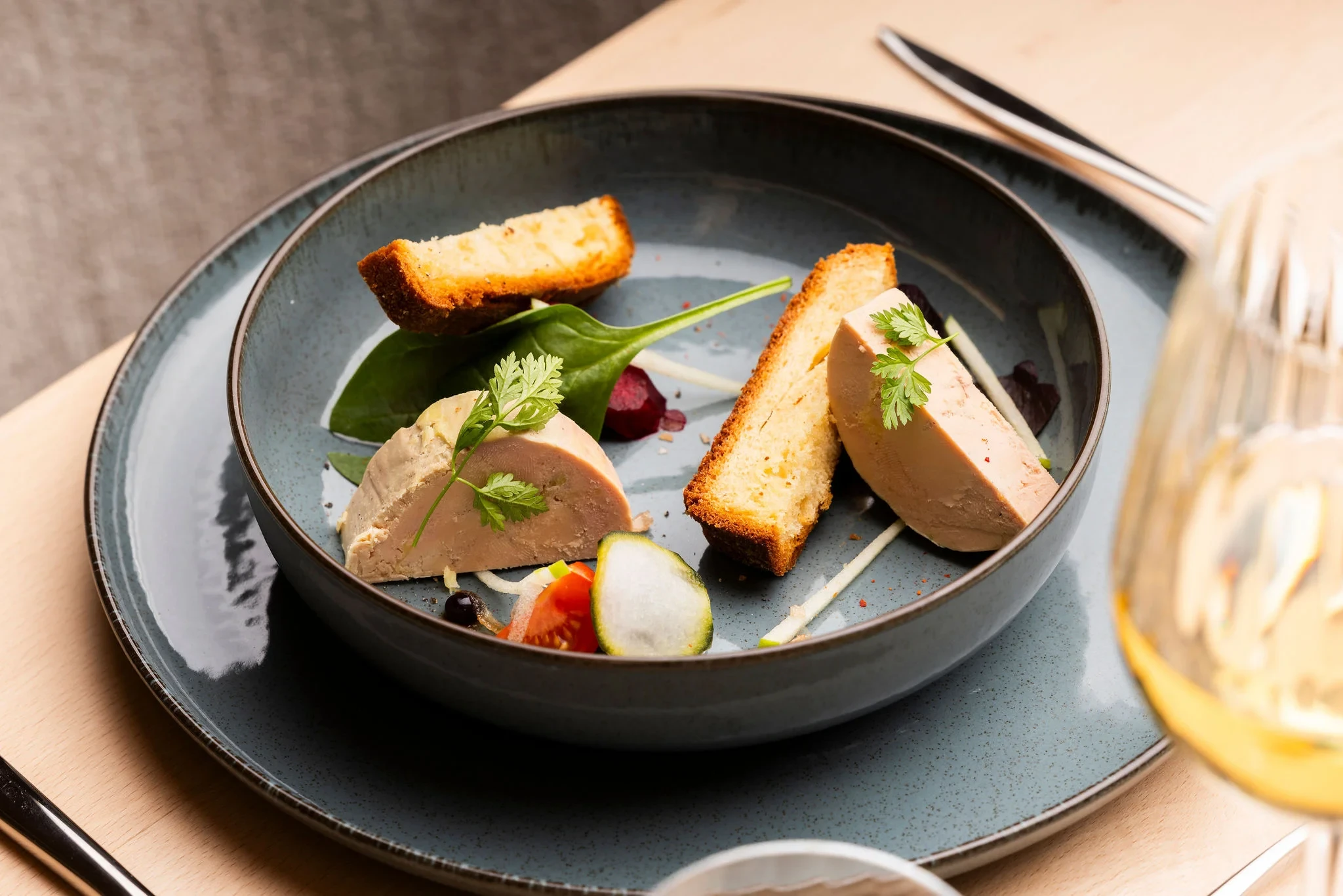 Foie gras avec brioche et garniture