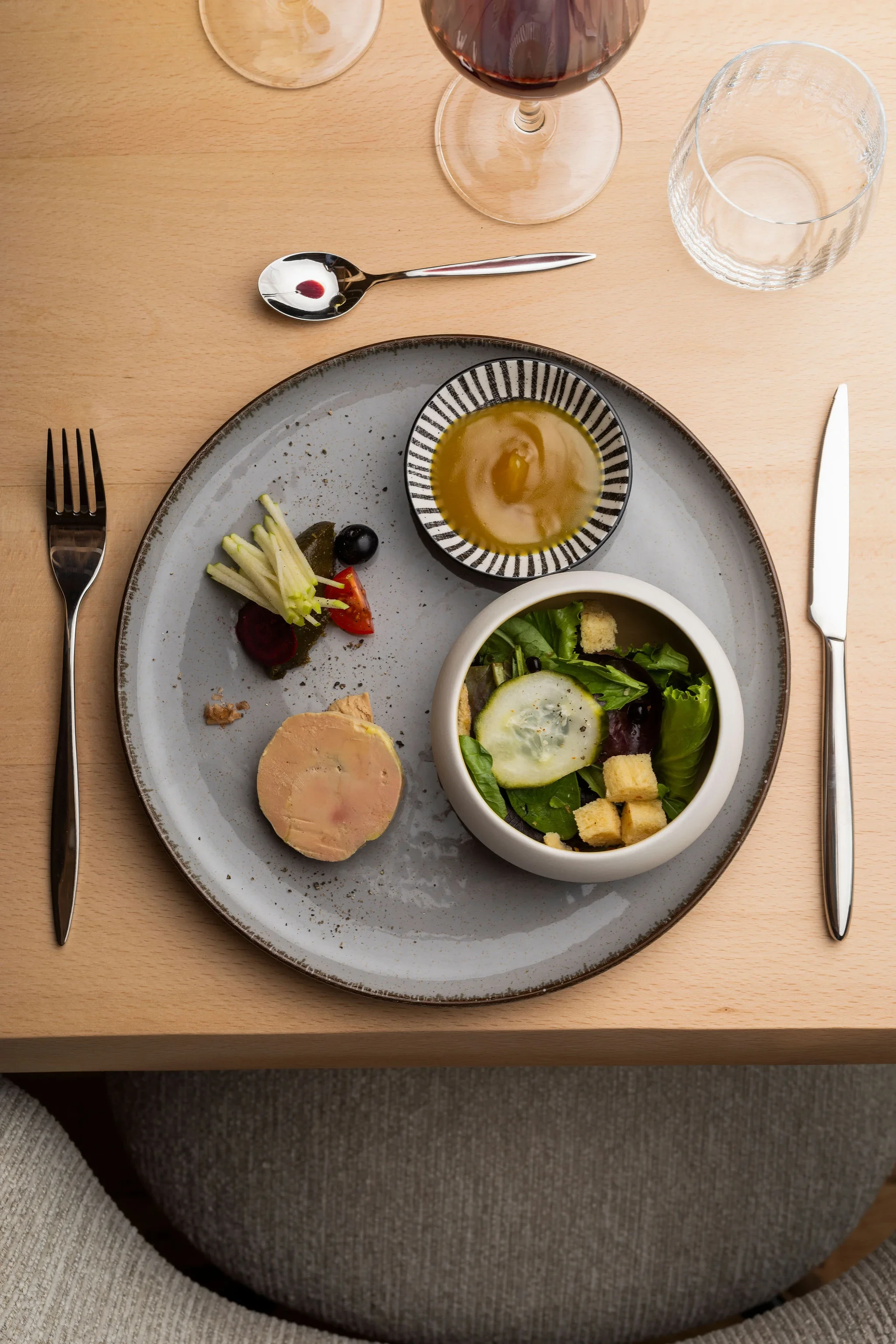 Assiette gastronomique avec foie gras et salade