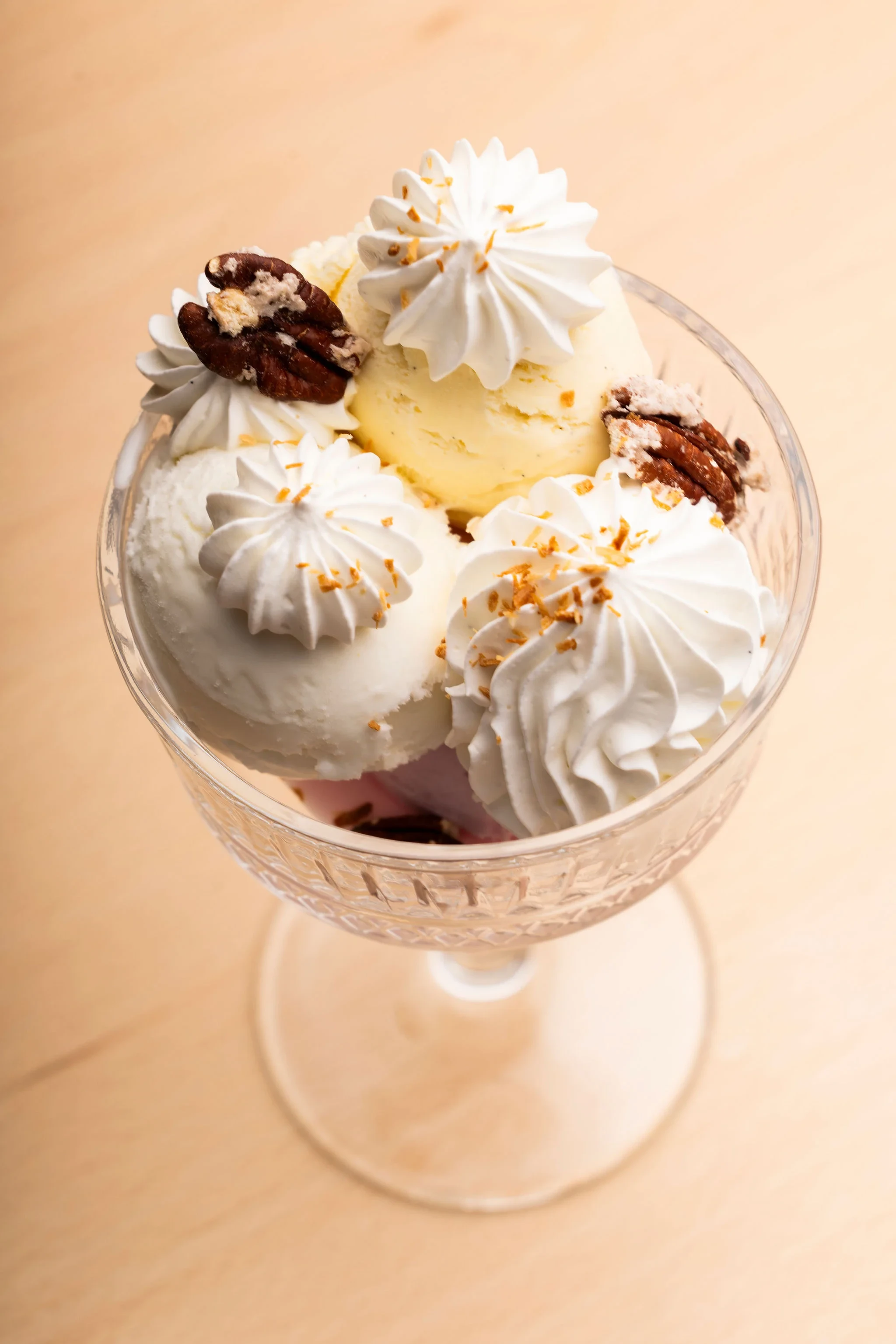 Coupe de glace vanille chantilly et noix