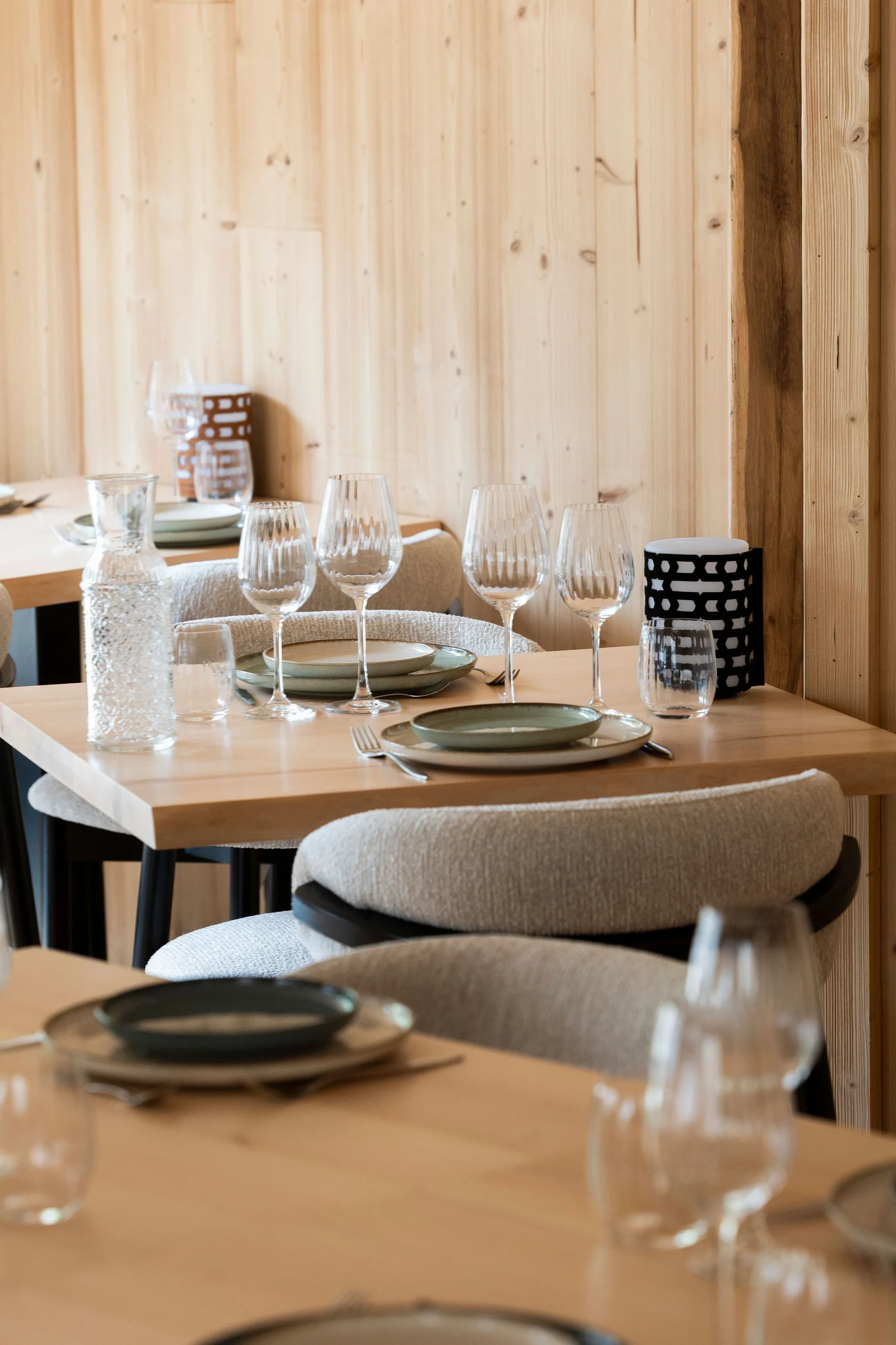 Table de restaurant dressée dans décor en bois