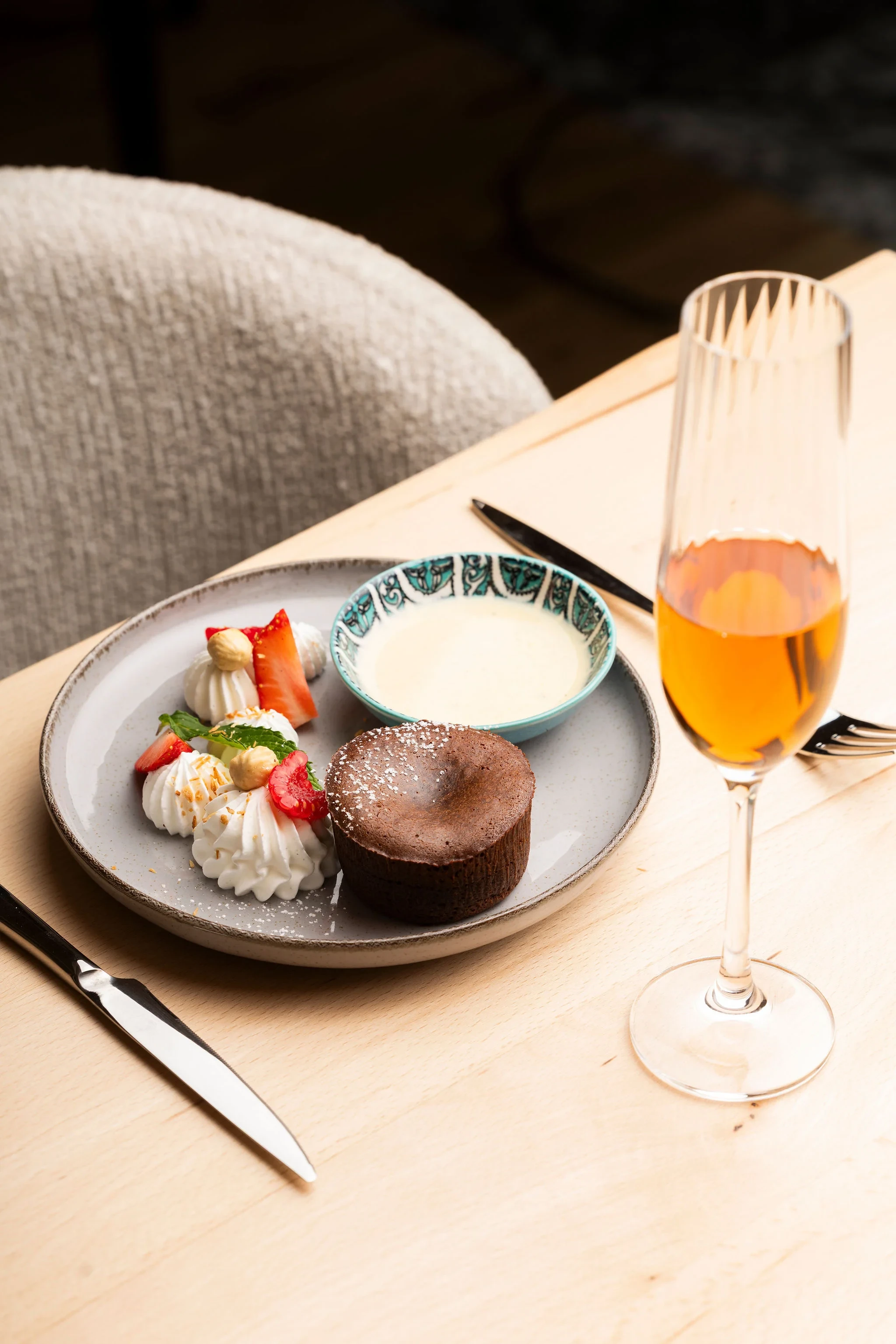 Fondant au chocolat, fraises et verre apéritif
